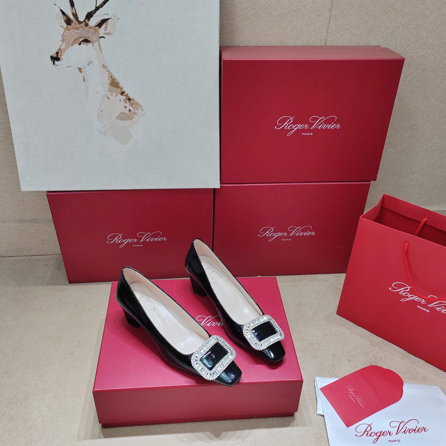 💰360
【Roger Vivier 】| ²⁰²5𝐬𝐬 罗杰维维亚春夏新款Dorsay凉鞋 缎面搭配钻扣，一眼被惊艳到🤩仙女们确定不拿下这款绝美后空凉鞋吗‼️气场妥妥的安排上✅夏日搭配各种小裙子不要太美咧😍夏季还可以当婚鞋哟

♺ 鞋面：原版定制绸面真丝/施华洛世奇水钻

♺ 内里:  进口小羊皮

♺ 大底：意大利进口真皮大底

♺ 鞋码:  35-39（34 40 定制不退换）

♺ 跟高：4.5cm

♺ 配送豪华最新专柜同步包装