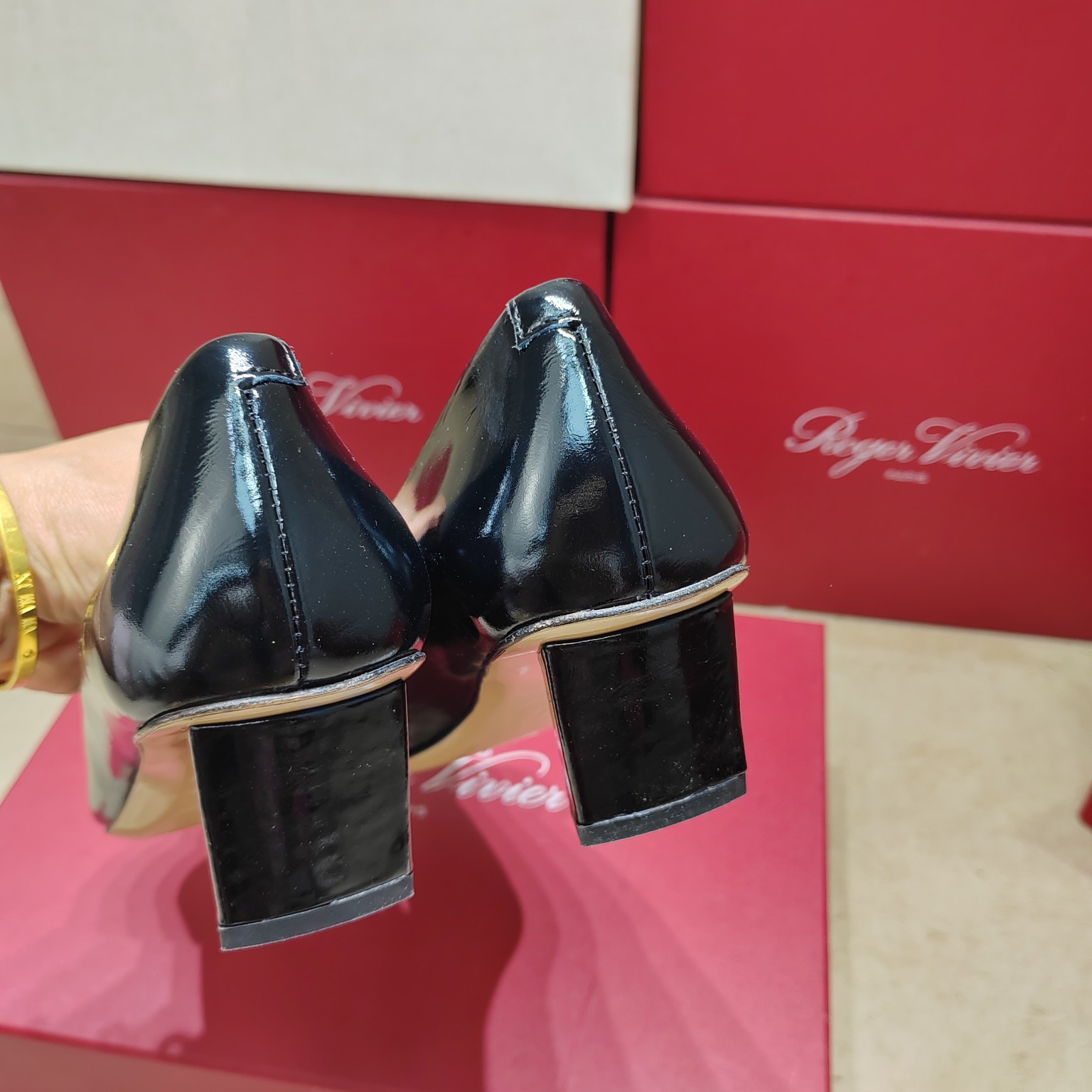 💰360
【Roger Vivier 】| ²⁰²5𝐬𝐬 罗杰维维亚春夏新款Dorsay凉鞋 缎面搭配钻扣，一眼被惊艳到🤩仙女们确定不拿下这款绝美后空凉鞋吗‼️气场妥妥的安排上✅夏日搭配各种小裙子不要太美咧😍夏季还可以当婚鞋哟

♺ 鞋面：原版定制绸面真丝/施华洛世奇水钻

♺ 内里:  进口小羊皮

♺ 大底：意大利进口真皮大底

♺ 鞋码:  35-39（34 40 定制不退换）

♺ 跟高：4.5cm

♺ 配送豪华最新专柜同步包装