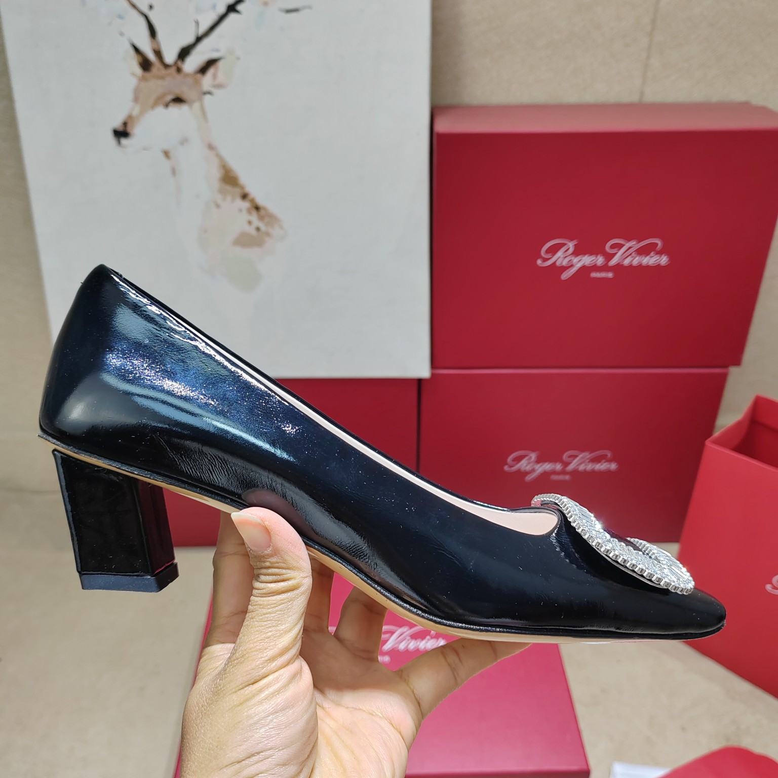 💰360
【Roger Vivier 】| ²⁰²5𝐬𝐬 罗杰维维亚春夏新款Dorsay凉鞋 缎面搭配钻扣，一眼被惊艳到🤩仙女们确定不拿下这款绝美后空凉鞋吗‼️气场妥妥的安排上✅夏日搭配各种小裙子不要太美咧😍夏季还可以当婚鞋哟

♺ 鞋面：原版定制绸面真丝/施华洛世奇水钻

♺ 内里:  进口小羊皮

♺ 大底：意大利进口真皮大底

♺ 鞋码:  35-39（34 40 定制不退换）

♺ 跟高：4.5cm

♺ 配送豪华最新专柜同步包装