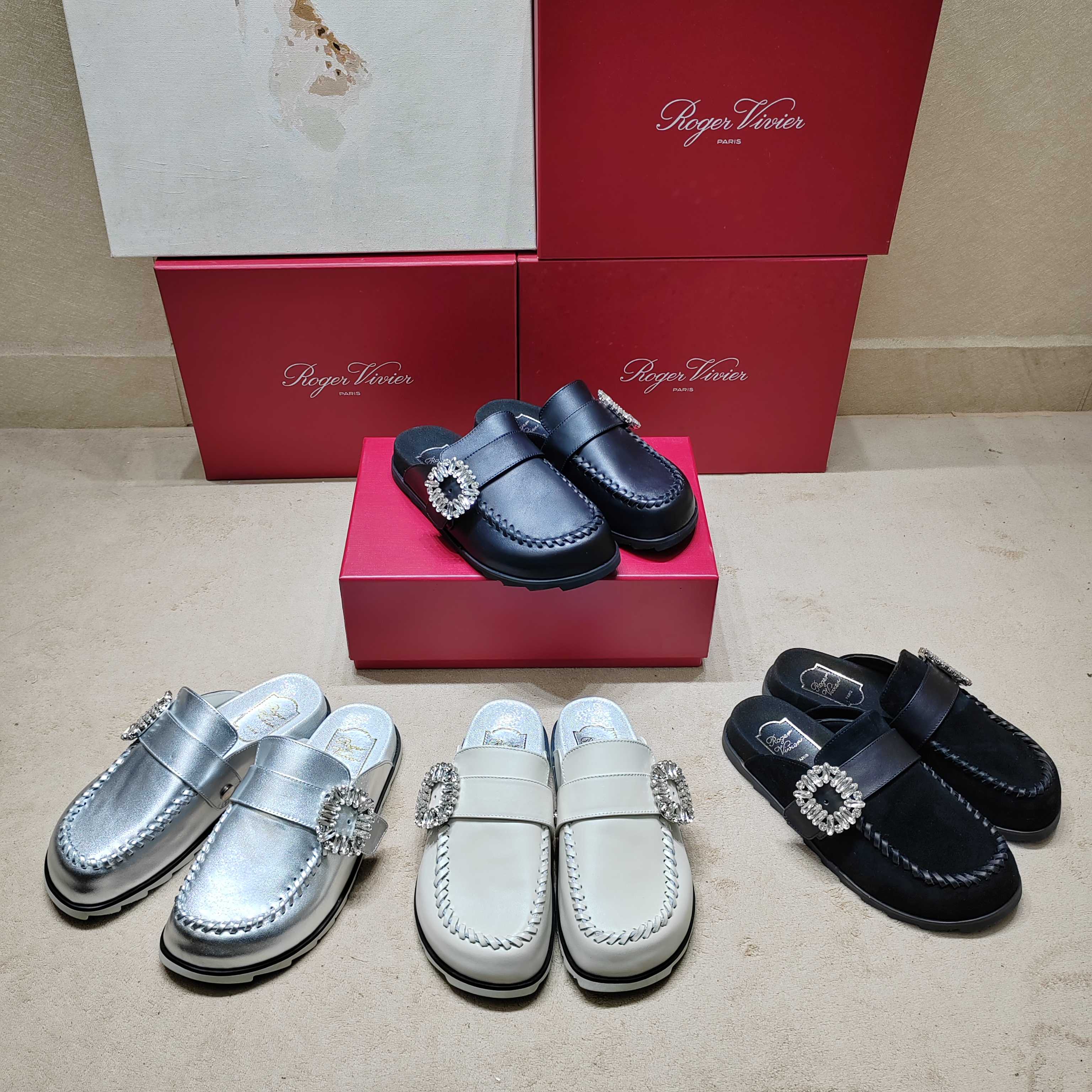 NO:256668,4 new viv run series square diamond casual sandals are top-notch. ★★★★★ Recognize the top-notch purchase level!  Production from a Taiwanese-funded factory!  A casual slipper with high-end temperament, not only light and comfortable, but also sporty and running!  Long legs are comfortable and full of comfort on the feet, and the combination is full of high-end feeling with various styles!  Upper tread cowhide/with shiny Swarovski rhinestone square buckle Inner: Sheepskin inner lining, original mold opening Tpu non-slip sole Shoe size: 35-39 (34 40 41 Customized non-return and exchange) Delivery luxury latest counter synchronous packaging, semi-torque, sandals, slippers, cowhide, sheepskin198609094专柜新款viv run系列方钻休闲凉鞋顶级上新 ★★★★★ 认准代购级别顶货！台资工厂出品！气质高级的一款休闲拖鞋,不仅轻便舒适而且运动跑步都可！大长腿上脚舒适满分,搭配各类风格高级感满满！ 鞋面胎牛皮/配闪亮施华洛水钻方扣 内里: 羊皮内里 大底原版开模Tpu防滑大底 鞋码: 35-39（34 40 41 定制不退换） 配送豪华最新专柜同步包装,半拖,sandals,slippers,cowhide,sheepskin,Women's Shoes