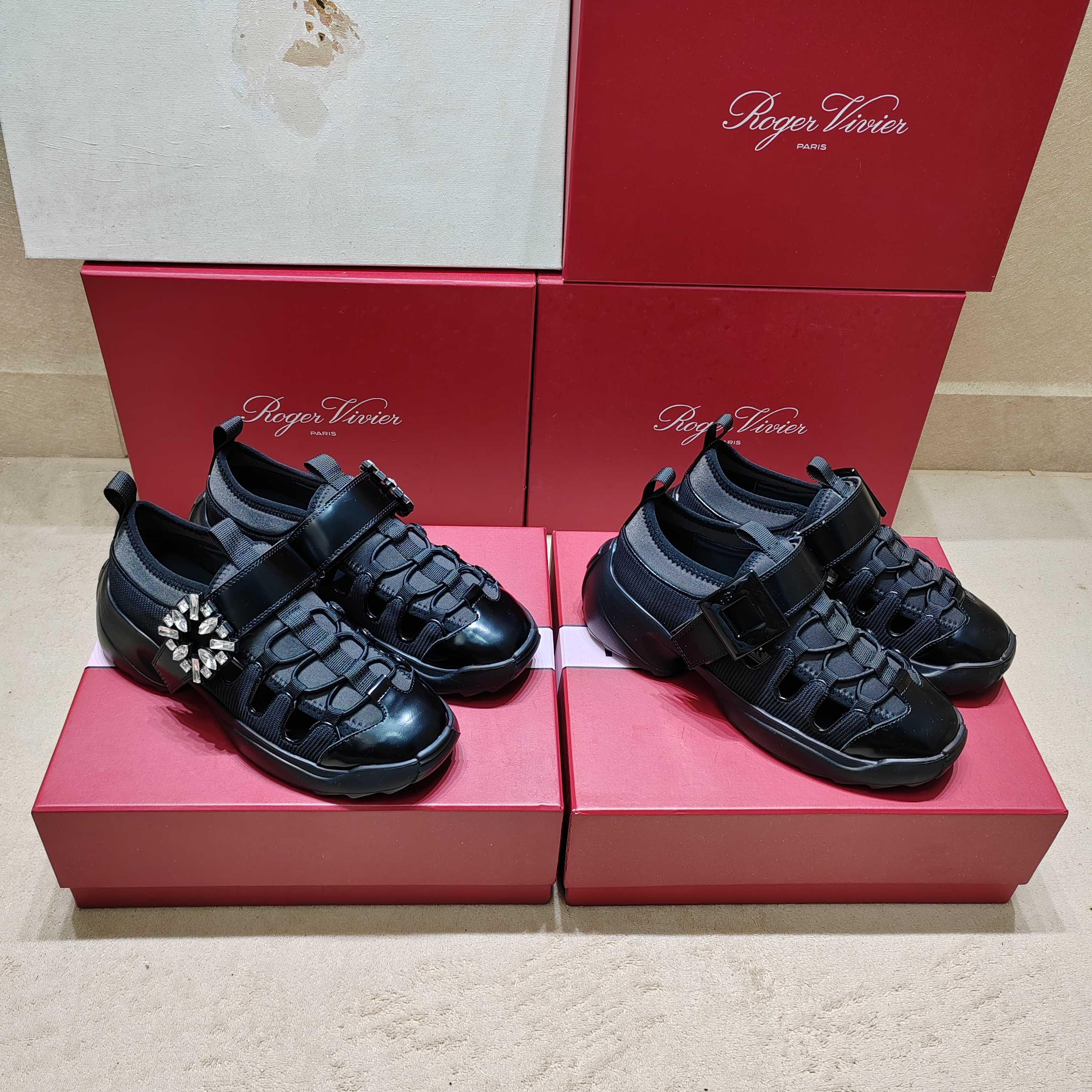 NO:256628,4 new viv run series square diamond sports shoes for 4 counters are top-notch new ★★★★★ Recognize the top-notch purchase level!  Production from a Taiwanese-funded factory!  A high-end style sponge shoes, not only light and comfortable, but also sporty and running!  7CM sponge cake bottom increases long legs and feet comfortably, and it is full of high-end feeling when paired with various styles!  Upper imported and imported breathable air flying weaving/with shiny Swarovski rhinestone square buckle Inner: Sheepskin inner lining   footbed sheepskin, original mold opening Tpu non-slip sole Shoe size: 35-39 (34 40 41 42 customized, non-return and exchange) Delivery luxury latest counter synchronous packaging, casual shoes/sports shoes, sneakers, sheepskin198609094专柜新款viv run系列方钻运动鞋顶级上新  ★★★★★ 认准代购级别顶货！台资工厂出品！气质高级的一款松糕鞋,不仅轻便舒适而且运动跑步都可！7CM松糕底增长大长腿上脚舒适满分,搭配各类风格高级感满满！ 鞋面进口进口透气航空飞织/配闪亮施华洛水钻方扣 内里: 羊皮内里 垫脚羊皮 大底原版开模Tpu防滑大底 鞋码: 35-39（34 40 41 42定制不退换） 配送豪华最新专柜同步包装,休闲鞋/运动鞋,sneakers,sheepskin,Women's Shoes