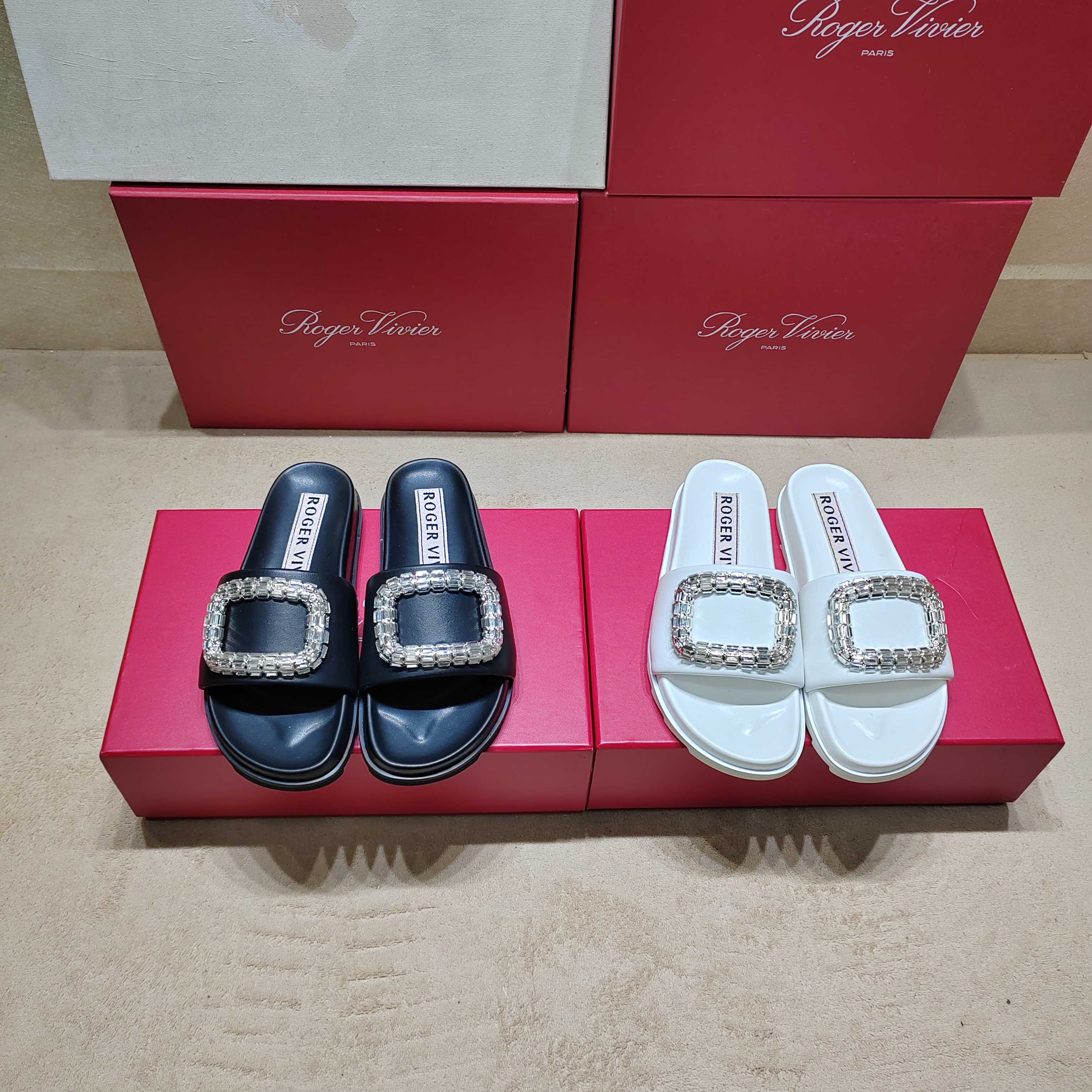 NO:251032,5 new viv run series square diamond casual sandals are top-notch. ★★★★★ Recognize the top-notch purchase level!  Production from a Taiwanese-funded factory!  A casual slipper with high-end temperament, not only light and comfortable, but also sporty and running!  Long legs are comfortable and full of comfort on the feet, and the combination is full of high-end feeling with various styles!  Soft sheepskin upper/with shiny Swarovski rhinestone square buckle Inner: Sheepskin inner lining, original mold opening Tpu non-slip sole Shoe size: 35-39 (34 40 41 Customized non-return and exchange) Delivery luxury latest counter synchronous packaging, slippers, sandals, slippers, sheepskin198609095专柜新款viv run系列方钻休闲凉鞋顶级上新 ★★★★★ 认准代购级别顶货！台资工厂出品！气质高级的一款休闲拖鞋,不仅轻便舒适而且运动跑步都可！大长腿上脚舒适满分,搭配各类风格高级感满满！ 鞋面柔软绵羊皮/配闪亮施华洛水钻方扣 内里: 羊皮内里 大底原版开模Tpu防滑大底 鞋码: 35-39（34 40 41 定制不退换） 配送豪华最新专柜同步包装,拖鞋,sandals,slippers,sheepskin,Women's Shoes