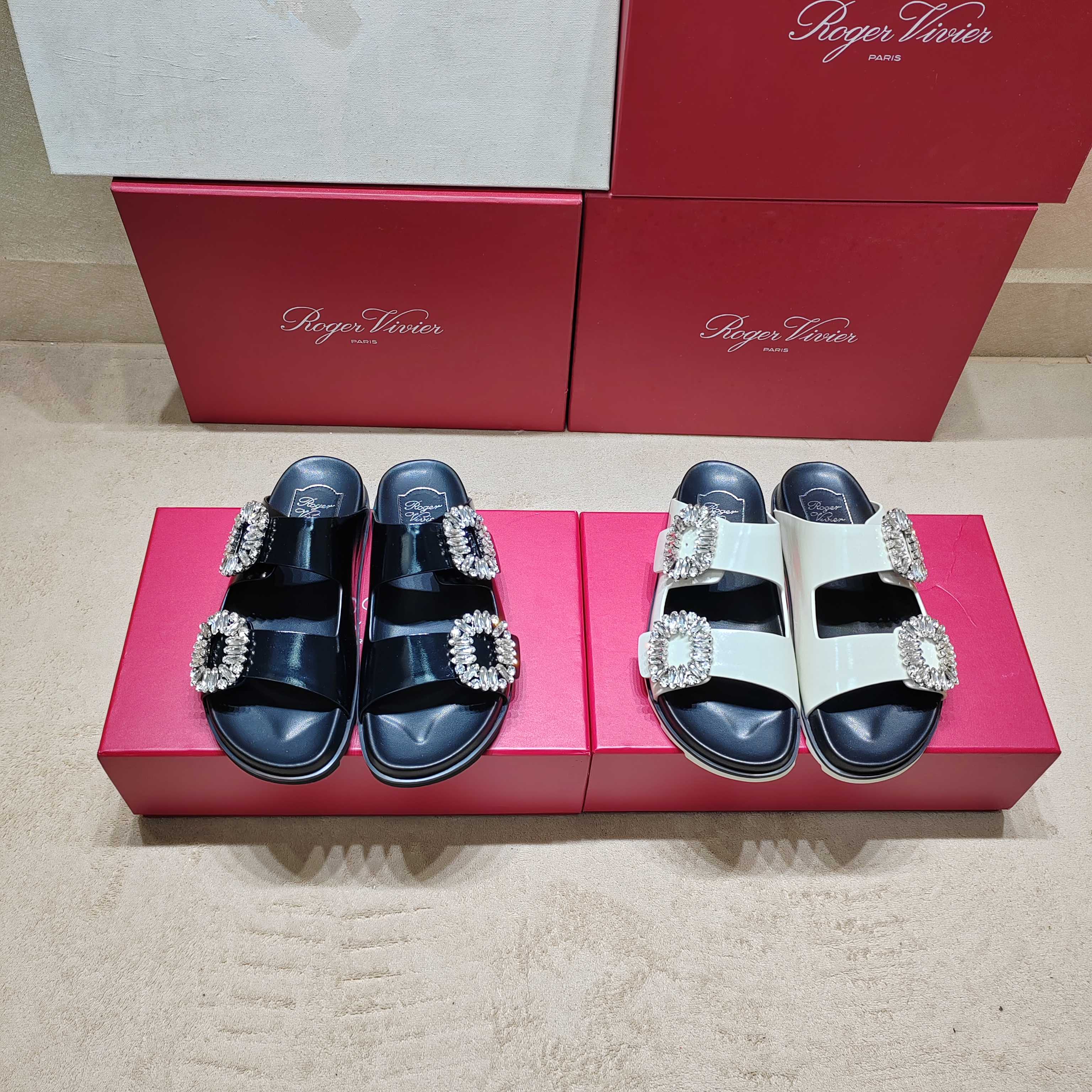 NO:251027,5 new viv run series square diamond casual sandals are top-notch. ★★★★★ Recognize the top-notch purchase level!  Production from a Taiwanese-funded factory!  A casual slipper with high-end temperament, not only light and comfortable, but also sporty and running!  Long legs are comfortable and full of comfort on the feet, and the combination is full of high-end feeling with various styles!  Upper oil wax butter leather/with shiny Swarovski rhinestone square buckle Inner: Sheepskin inner lining, original mold opening Tpu non-slip sole Shoe size: 35-39 (34 40 41 Customized non-return and exchange) Delivery luxury latest counter synchronous packaging, slippers, sandals, slippers, sheepskin198609095专柜新款viv run系列方钻休闲凉鞋顶级上新 ★★★★★ 认准代购级别顶货！台资工厂出品！气质高级的一款休闲拖鞋,不仅轻便舒适而且运动跑步都可！大长腿上脚舒适满分,搭配各类风格高级感满满！ 鞋面油蜡牛油皮/配闪亮施华洛水钻方扣 内里: 羊皮内里 大底原版开模Tpu防滑大底 鞋码: 35-39（34 40 41 定制不退换） 配送豪华最新专柜同步包装,拖鞋,sandals,slippers,sheepskin,Women's Shoes