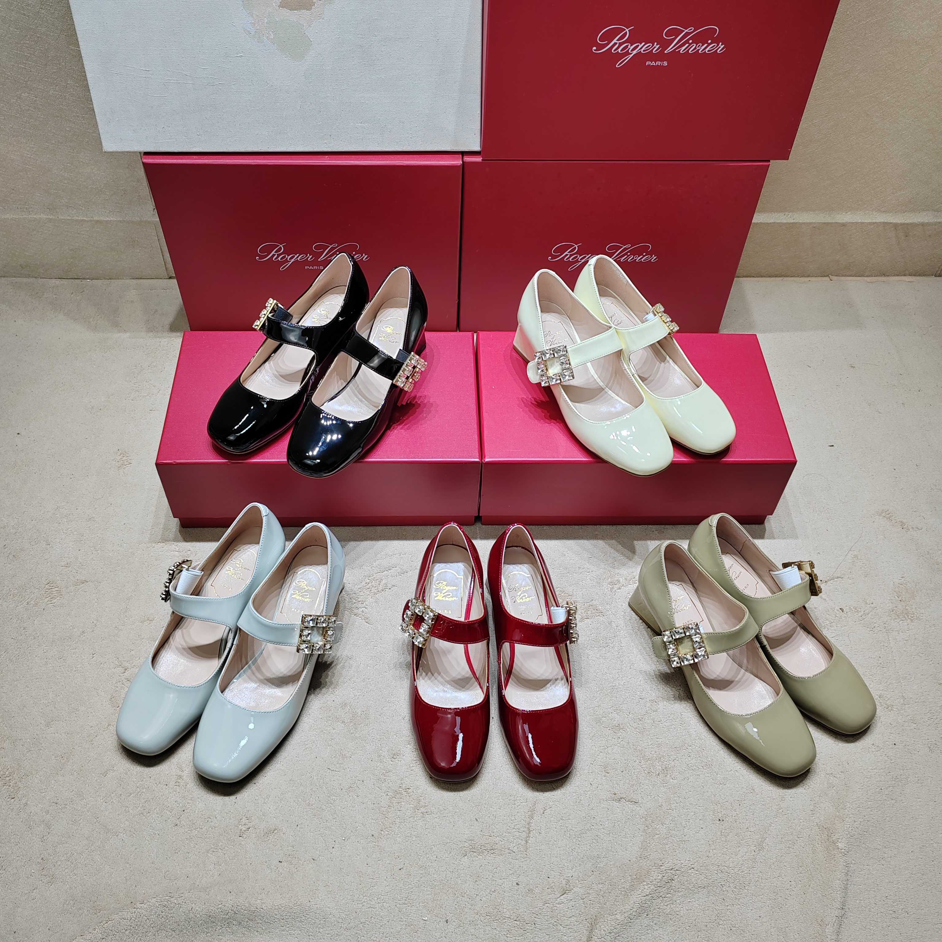 NO:251042,【Roger Vivier】| 5 Roger Vivier Spring and Summer New Flower Diamond Buckle Mary Jane Single Shoes, Glossy Patent Leather with Diamond Buckle, At first glance, the fairies are sure not to take down this beautiful Mary Jane Single Shoes. The aura is perfect. The summer is matched with various small skirts. Don’t be too beautiful. You can also be used as wedding shoes. The upper is original customized cow patent leather/Swarovski rhinestones. Inner: Imported lambskin, outsole, Italian imported leather, shoe size: 35-39 (34 40 customized, non-return and exchange) Heel height 4.5 cm. Delivery luxury latest counter synchronous packaging, single shoes, Mary Jane, roger vivier, swarovski, mary jane, skirts, sheepskin, Leather soles19860909【Roger Vivier】| 5 罗杰维维亚春夏新款花朵钻扣玛丽珍单鞋,亮面漆皮搭配钻扣,一眼被惊艳到仙女们确定不拿下这款绝美玛丽珍单鞋气场妥妥的安排上夏日搭配各种小裙子不要太美咧夏季还可以当婚鞋哟 鞋面原版定制牛漆皮/施华洛世奇水钻 内里: 进口小羊皮 大底意大利进口真皮大底 鞋码: 35-39（34 40 定制不退换） 跟高4.5 cm 配送豪华最新专柜同步包装,单鞋玛丽珍,roger vivier,swarovski,mary jane,skirts,sheepskin,Leather soles,Women's Shoes