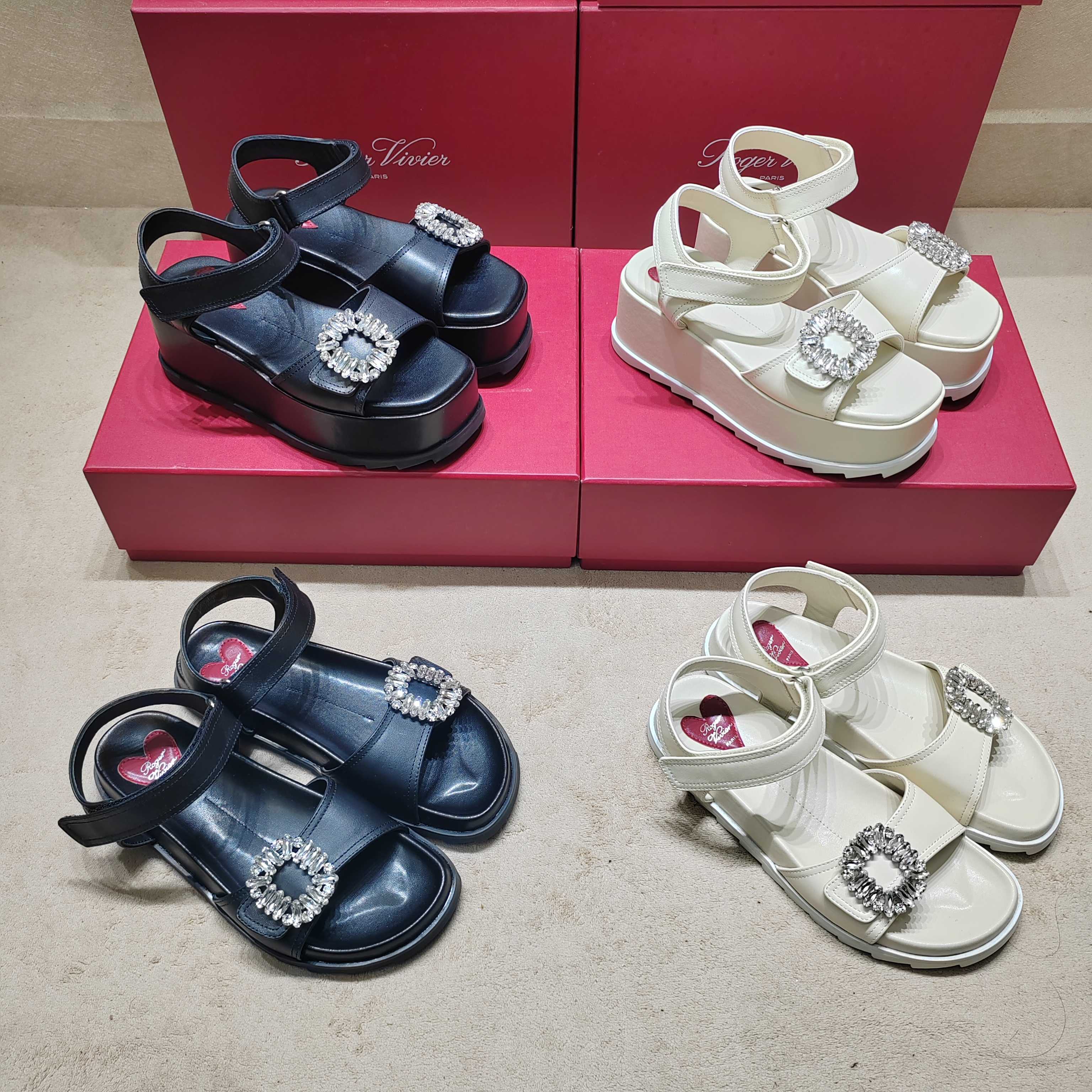 NO:251014,5 new viv run series square diamond casual sandals are top-notch. ★★★★★ Recognize the top-notch purchase level!  Production from a Taiwanese-funded factory!  A casual slipper with high-end temperament, not only light and comfortable, but also sporty and running!  Long legs are comfortable and full of comfort on the feet, and the combination is full of high-end feeling with various styles!  Upper oil wax butter leather/with shiny Swarovski rhinestone square buckle Inner: Sheepskin inner lining, original mold opening Tpu non-slip sole Shoe size: 35-39 (34 40 41 Customized non-return and exchange) Delivery luxury latest counter synchronous packaging, sandals, sandals, slippers, sheepskin198609095专柜新款viv run系列方钻休闲凉鞋顶级上新 ★★★★★ 认准代购级别顶货！台资工厂出品！气质高级的一款休闲拖鞋,不仅轻便舒适而且运动跑步都可！大长腿上脚舒适满分,搭配各类风格高级感满满！ 鞋面油蜡牛油皮/配闪亮施华洛水钻方扣 内里: 羊皮内里 大底原版开模Tpu防滑大底 鞋码: 35-39（34 40 41 定制不退换） 配送豪华最新专柜同步包装,凉鞋,sandals,slippers,sheepskin,Women's Shoes