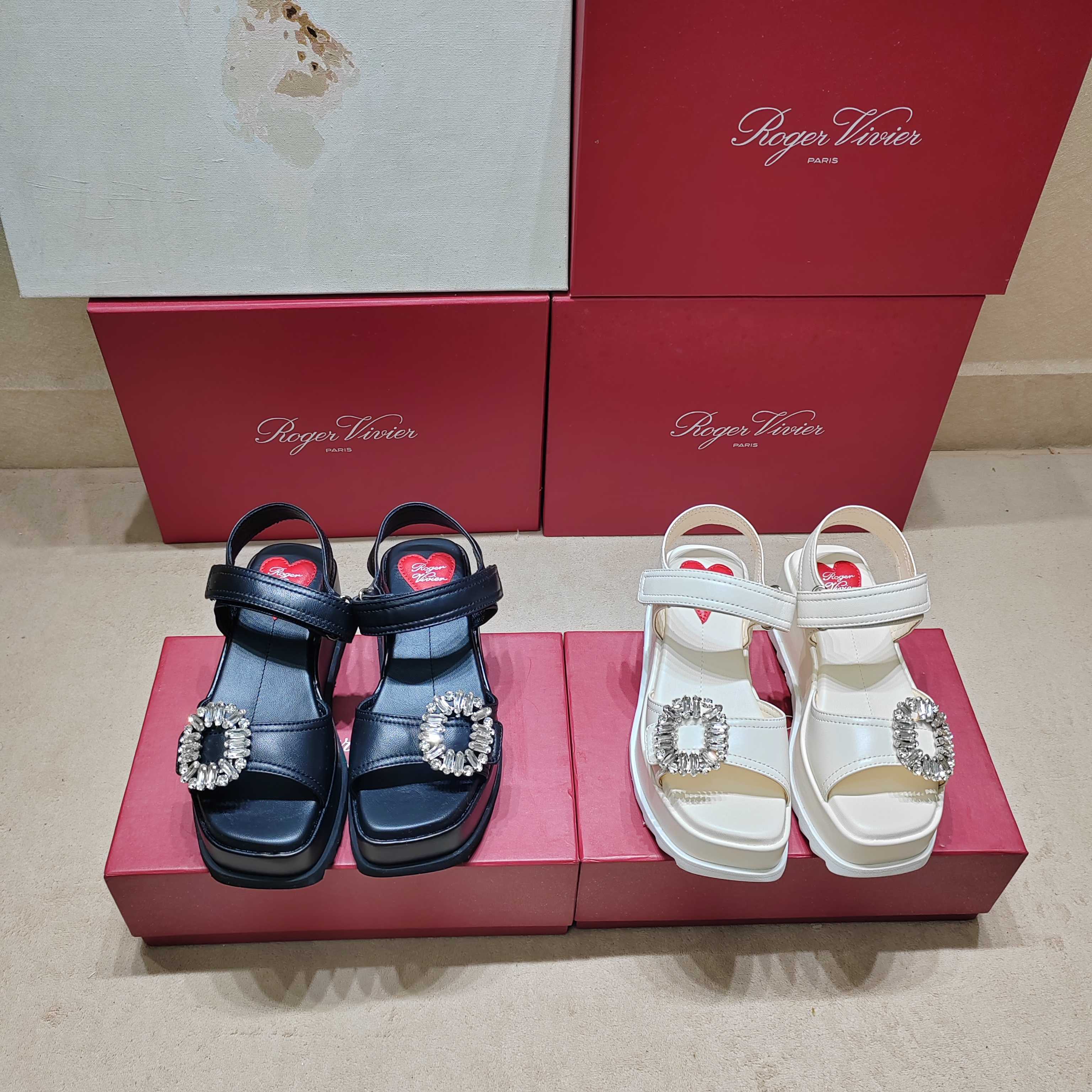 NO:423082,High-end version Top version 5 counter new viv run series square diamond casual sandals top-level new ★★★★★ Recognize the top purchase level!  Production from a Taiwanese-funded factory!  A casual slipper with high-end temperament, not only light and comfortable, but also sporty and running!  Long legs are comfortable and full of comfort on the feet, and the combination is full of high-end feeling with various styles!  Original custom sheepskin upper/with shiny Swarovski rhinestone square buckle Inner: Sheepskin inner lining, original open-mold wear-resistant velvet foamed sole Shoe size: 35-39 (34 40 41 Customized non-return and exchange) Delivery luxury latest counter synchronous packaging, sandals, sandals, slippers, sheepskin19860909高版本 顶级版本 5专柜新款viv run系列方钻休闲凉鞋顶级上新 ★★★★★ 认准代购级别顶货！台资工厂出品！气质高级的一款休闲拖鞋,不仅轻便舒适而且运动跑步都可！大长腿上脚舒适满分,搭配各类风格高级感满满！ 鞋面原版定制羊皮/配闪亮施华洛水钻方扣 内里: 羊皮内里 大底原版开模耐磨绒发泡大底 鞋码: 35-39（34 40 41 定制不退换） 配送豪华最新专柜同步包装,凉鞋,sandals,slippers,sheepskin,Women's Shoes