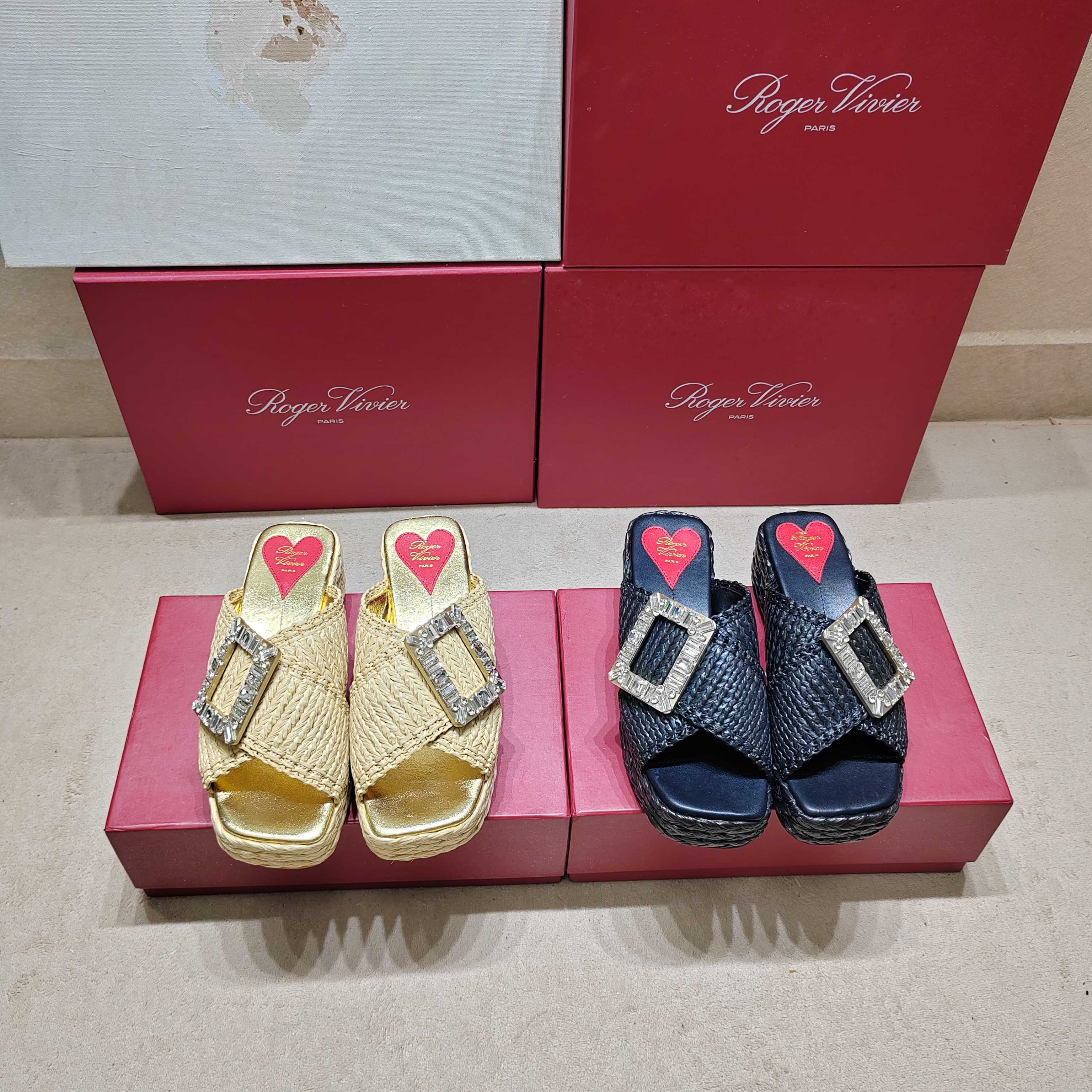 NO:423054,*2025 counter new Viv' Go-Thick metal buckle leather mules, classic rhinestone buckle slippers ★★★★★ Check the top-notch purchase level!  Production from a Taiwanese-funded factory!  A casual slipper with high-end temperament, not only light and comfortable, but also sporty and running!  Long legs are comfortable and full of comfort on the feet, and the combination is full of high-end feeling with various styles!  Original woven upper // with Swarovski rhinestone square buckle Inner: Sheepskin, original mold opening IP ultra-light non-slip sole, shoe size: 35-40 (40 customization, no return and exchange) Delivery luxury latest counter synchronous packaging, slippers, slippers, sheepskin19860909*2025专柜新款Viv' Go-Thick金属扣皮革穆勒鞋 经典水钻扣拖鞋 ★★★★★ 认准代购级别顶货！台资工厂出品！气质高级的一款休闲拖鞋,不仅轻便舒适而且运动跑步都可！大长腿上脚舒适满分,搭配各类风格高级感满满！ 鞋面原版编织//配施华洛水钻方扣 内里: 羊皮 大底原版开模IP超轻防滑大底 鞋码: 35-40（ 40 定制不退换） 配送豪华最新专柜同步包装,拖鞋,slippers,sheepskin,Women's Shoes