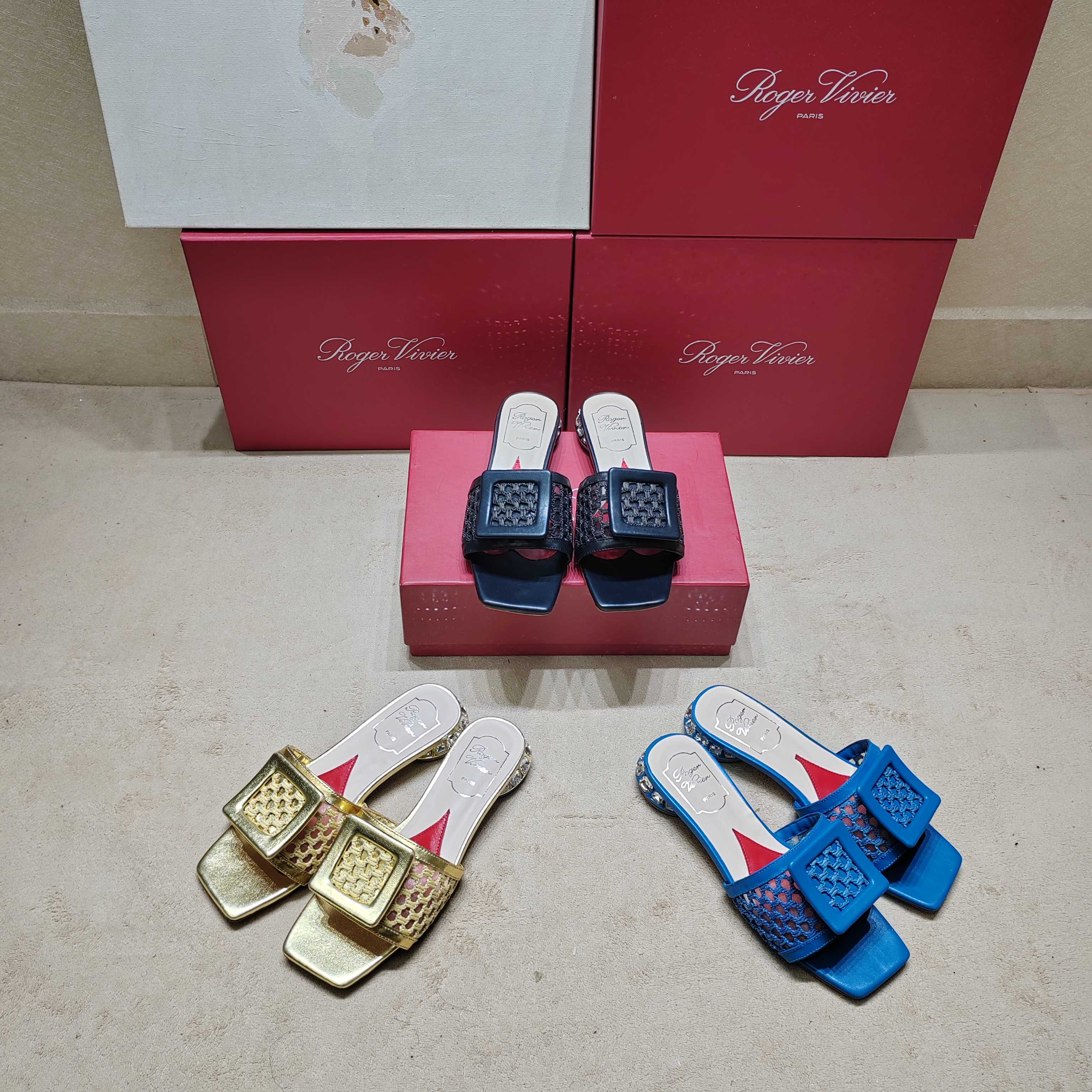 NO:423064,' | The latest official cabinet of 2025 1:1 hot spring style, imported woven fabrics, Chihualuo rhinestone buckles have always been the classic staples of RV home. The new counter small diamond heel shoes are luxuriously new. The upper is original customized woven surface with original mold opening custom diamond buckle. The inner soft sheepskin lining is specific. The original mold opening custom Italian leather sole, heel height 2.5cm Shoe size: 35-39 (34.40 customization without return and exchange) The original counter full set of luxury packaging, slippers, slippers, sheepskin, Leather soles19860909' | 2025最新官柜1:1火爆春款、进口编织面料、驰华洛水钻扣一直都是RV家永远的经典主打 专柜新款小钻跟单鞋奢华上新 鞋面原版定制编织面配原版开模定制钻扣饰扣  内里特定柔软羊皮里 大底原版开模定制意大利真皮大底, 跟高2.5cm 鞋码:35-39（34.40定制不退换） 原版专柜全套豪华包装,拖鞋,slippers,sheepskin,Leather soles,Women's Shoes