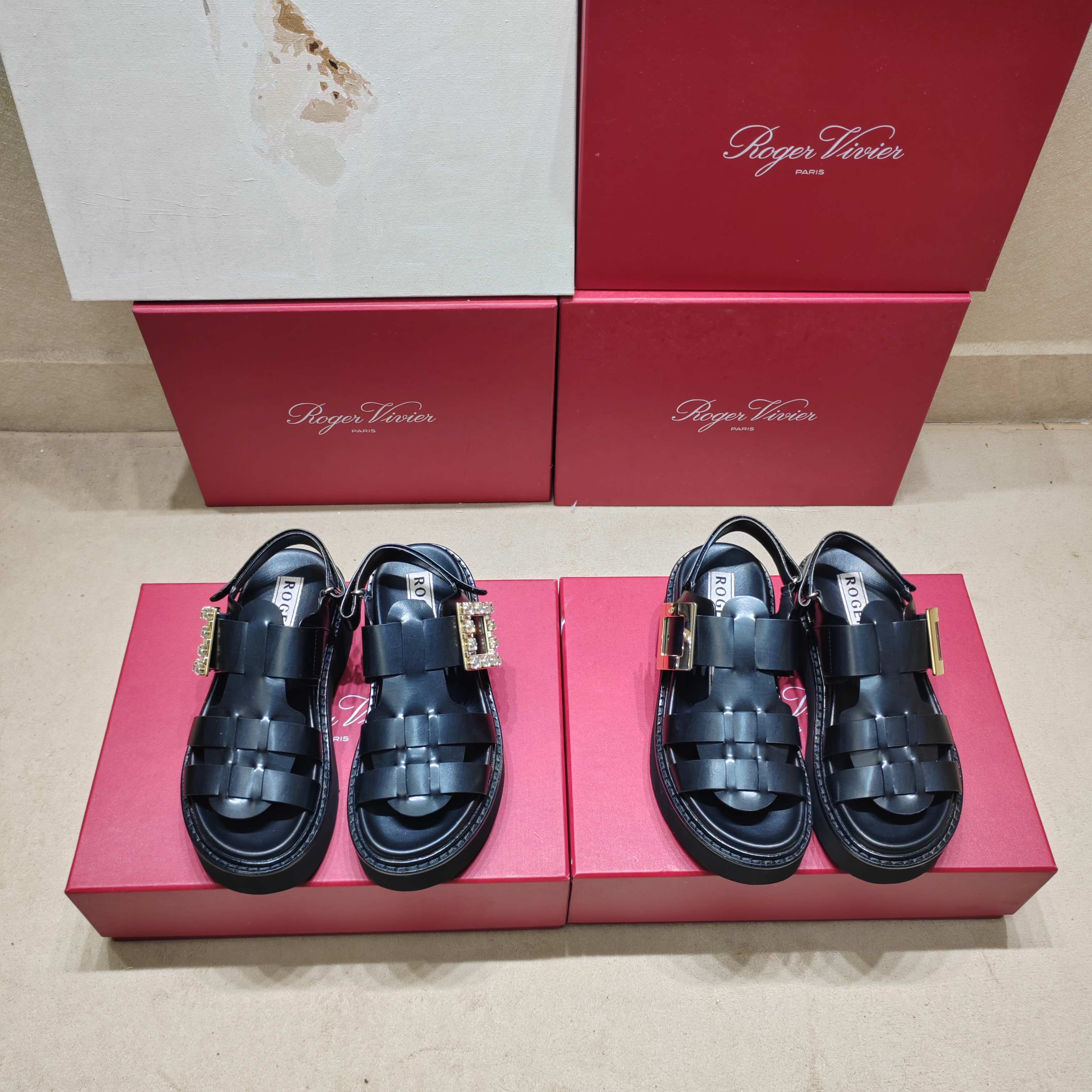 NO:423072,6 new viv run series square diamond thick-soled Roman sandals are top-notch. ★★★★★ Recognize the top-notch purchase level!  Production from a Taiwanese-funded factory!  A high-end thick-soled Roman sandal, not only light and comfortable, but also sporty and running!  6CM sponge cake bottom increases long legs and feet comfortably, and it is full of high-end feeling when paired with various styles!  Imported calfskin on the upper / with shiny Swarovski rhinestone square buckle Inner: Mixed-bred sheepskin Outsole Original open-mold wear-resistant velvet non-slip sole Shoe size: 35-39 (34 40 Customized non-return) Heel height 6cm Delivery luxury latest counter synchronous packaging, sandals, sandals, cowhide, sheepskin198609096专柜新款viv run系列方钻厚底罗马凉鞋顶级上新 ★★★★★ 认准代购级别顶货！台资工厂出品！气质高级的一款厚底罗马凉鞋,不仅轻便舒适而且运动跑步都可！6CM松糕底增长大长腿上脚舒适满分,搭配各类风格高级感满满！ 鞋面进口小牛皮/配闪亮施华洛水钻方扣 内里: 混种羊皮 大底原版开模耐磨绒防滑大底 鞋码: 35-39（34 40 定制不退换） 跟高6cm 配送豪华最新专柜同步包装,凉鞋,sandals,cowhide,sheepskin,Women's Shoes