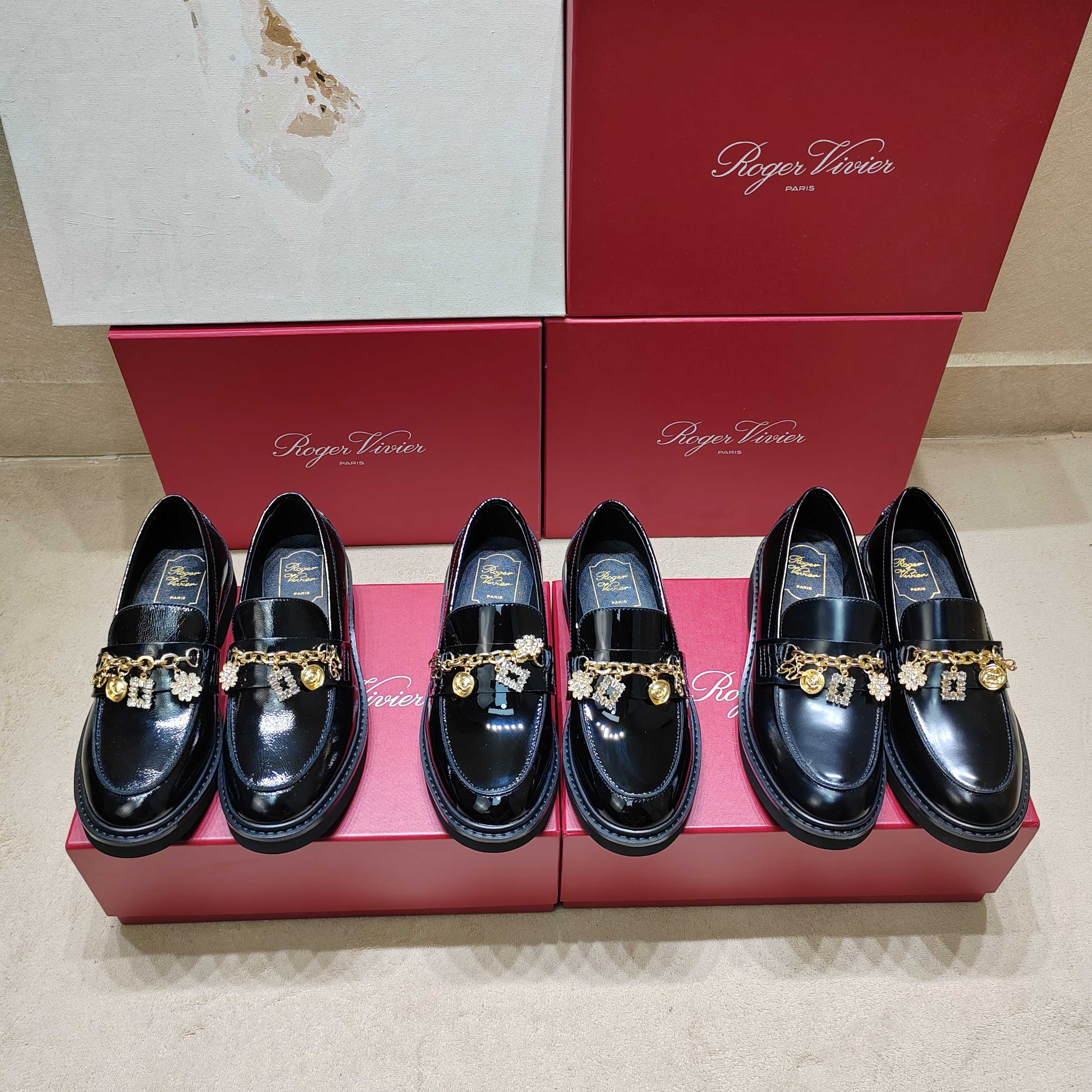 NO:344536,【Roger Vivier】| 5 Roger Vivier Spring and Summer New Flower Diamond Buckle Loafers Single Shoes, Glitter patent leather with Diamond Buckles, I was amazed at first sight and the fairies were sure not to take down this beautiful Mary Jane single shoe. The aura is perfect. It is not too beautiful for summer to match various small skirts. You can also be used as wedding shoes. The upper is original customized cow patent leather/Swarovski rhinestones. Inner: Imported lambskin, outsole wear-resistant velvet combination. Shoe size: 35-39 (34 40 customized, non-return and exchange) Heel height 3.5 cm. Delivery luxury latest counter synchronous packaging, roger vivier, swarovski,loafers,mary jane, skirts, sheepskin19860909【Roger Vivier】| 5 罗杰维维亚春夏新款花朵钻扣乐福鞋单鞋,亮面漆皮搭配钻扣,一眼被惊艳到仙女们确定不拿下这款绝美玛丽珍单鞋气场妥妥的安排上夏日搭配各种小裙子不要太美咧夏季还可以当婚鞋哟 鞋面原版定制牛漆皮/施华洛世奇水钻 内里: 进口小羊皮 大底耐磨绒组合大底 鞋码: 35-39（34 40 定制不退换） 跟高3.5 cm 配送豪华最新专柜同步包装,,roger vivier,swarovski,loafers,mary jane,skirts,sheepskin,Men's shoes