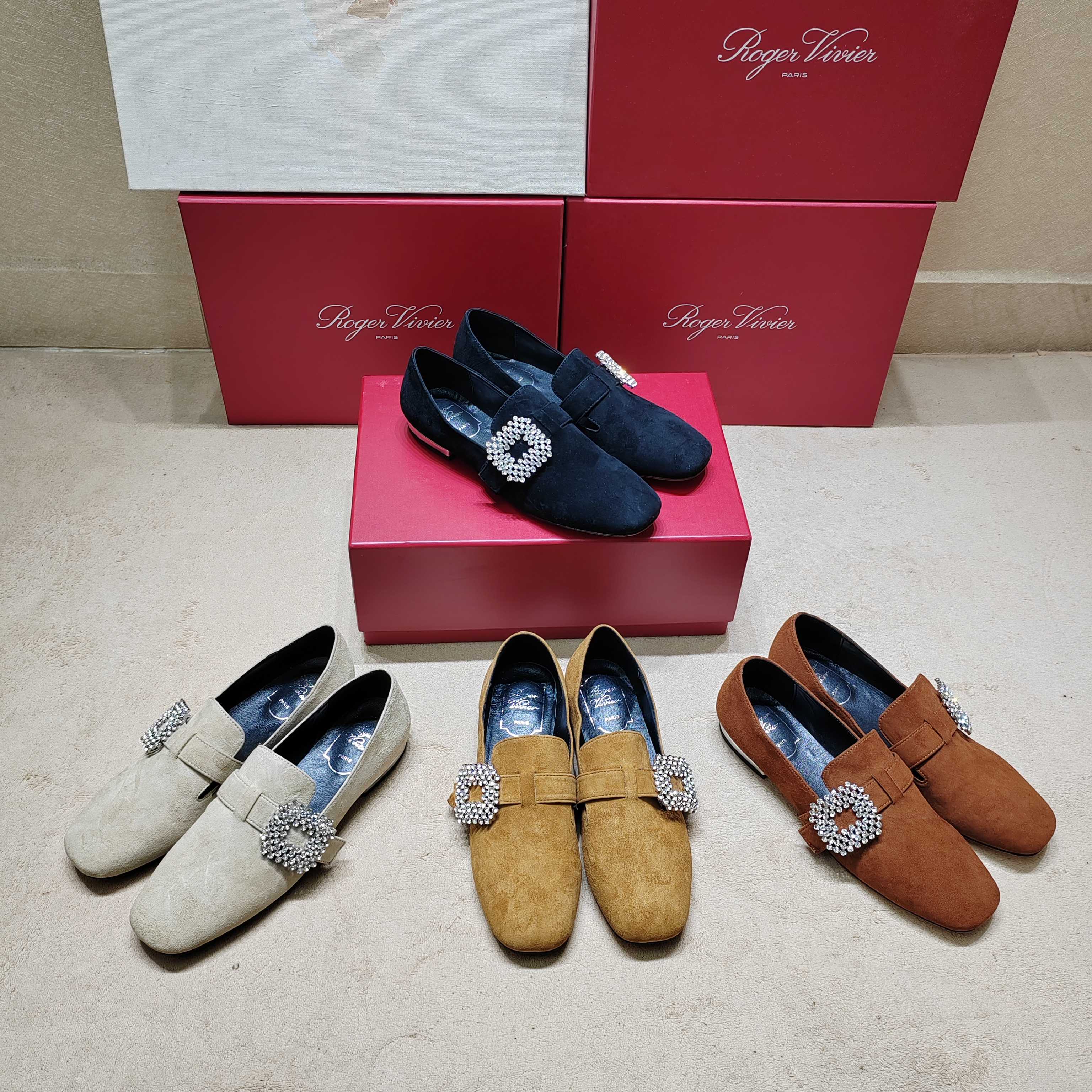 NO:344549,5 new counters viv potte series loafers roll shoes top-notch, celebrity internet celebrity lady everyone has a pair of loafers, from shoe shape to leather to diamond/trim buckle, perfect and impeccable, easy to interpret French romantic style, RV series is made in full (must buy RV loafers) original custom mercerated Yangjing Swarovski rhinestone/square buckle Inner: imported lambskin, outsole, Italian imported leather outsole + leather edge, shoe size: 35-39 (34 40 custom, no return) Heel height 1.5cm Delivery luxury latest counter synchronous packaging, swarovski, loafers, sheepskin, sheep, Leather soles198609095专柜新款viv potte系列乐福鞋卷鞋顶级上新 ,明星网红名媛小姐姐人手一对乐福鞋 ,这双乐福鞋从鞋型到皮质到钻/饰扣 ,完美的无可挑剔 轻松演绎法式浪漫风情 RV全系列做齐（必买RV乐福鞋） 鞋面原版定制丝光羊京施华洛世奇水钻/方扣 内里: 进口小羊皮 大底意大利进口真皮大底+真皮沿条 鞋码: 35-39（34 40 定制不退换） 跟高1.5cm 配送豪华最新专柜同步包装,,swarovski,loafers,sheepskin,sheep,Leather soles,Men's shoes