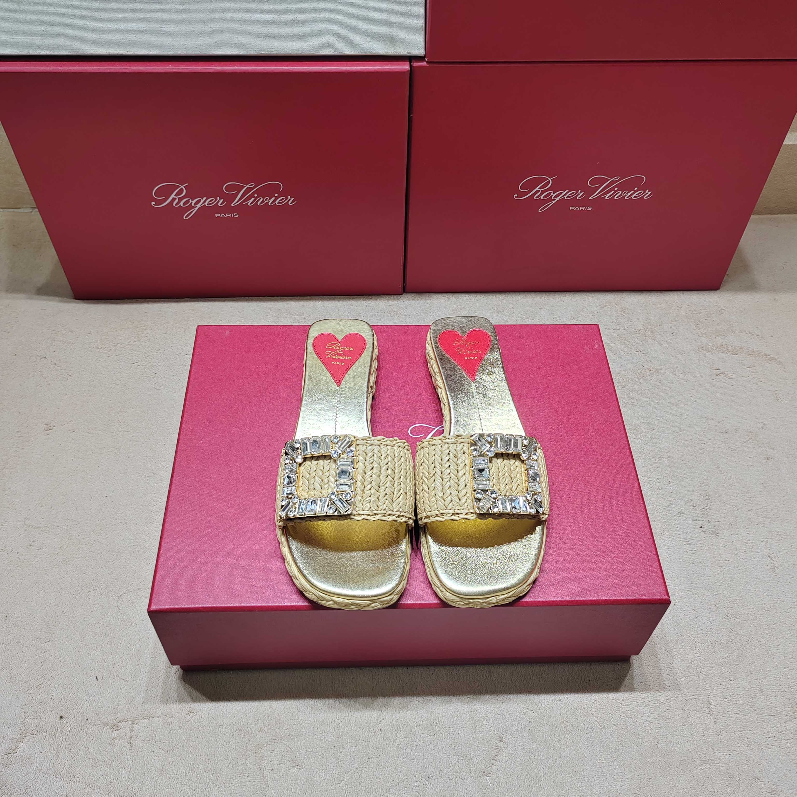 Luxurious Roger Vivier Leather Slippers with Metal Buttons and Water Drill Details - 图片 2