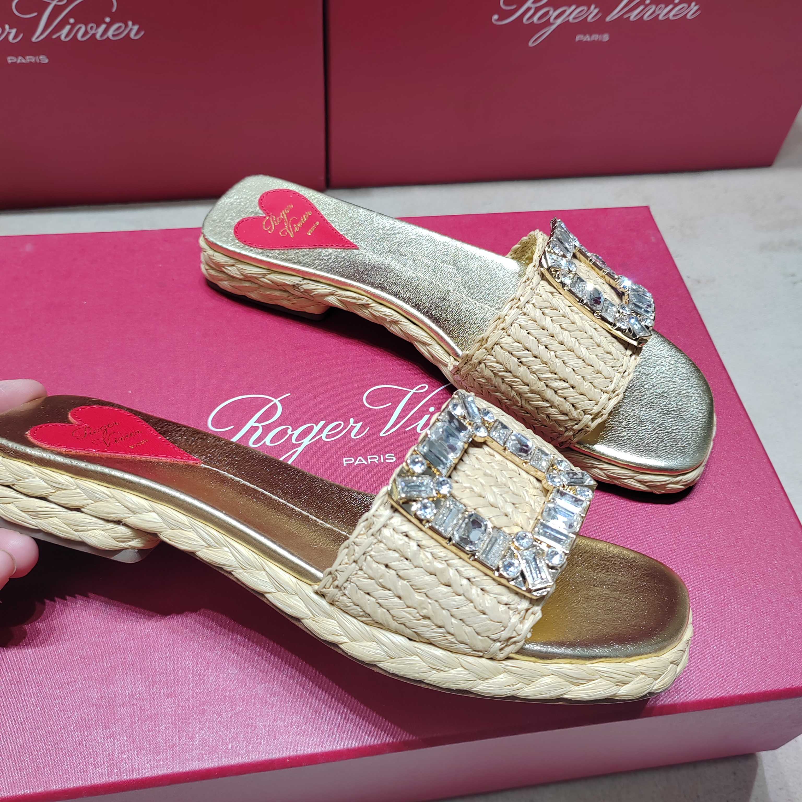 Luxurious Roger Vivier Leather Slippers with Metal Buttons and Water Drill Details - 图片 5
