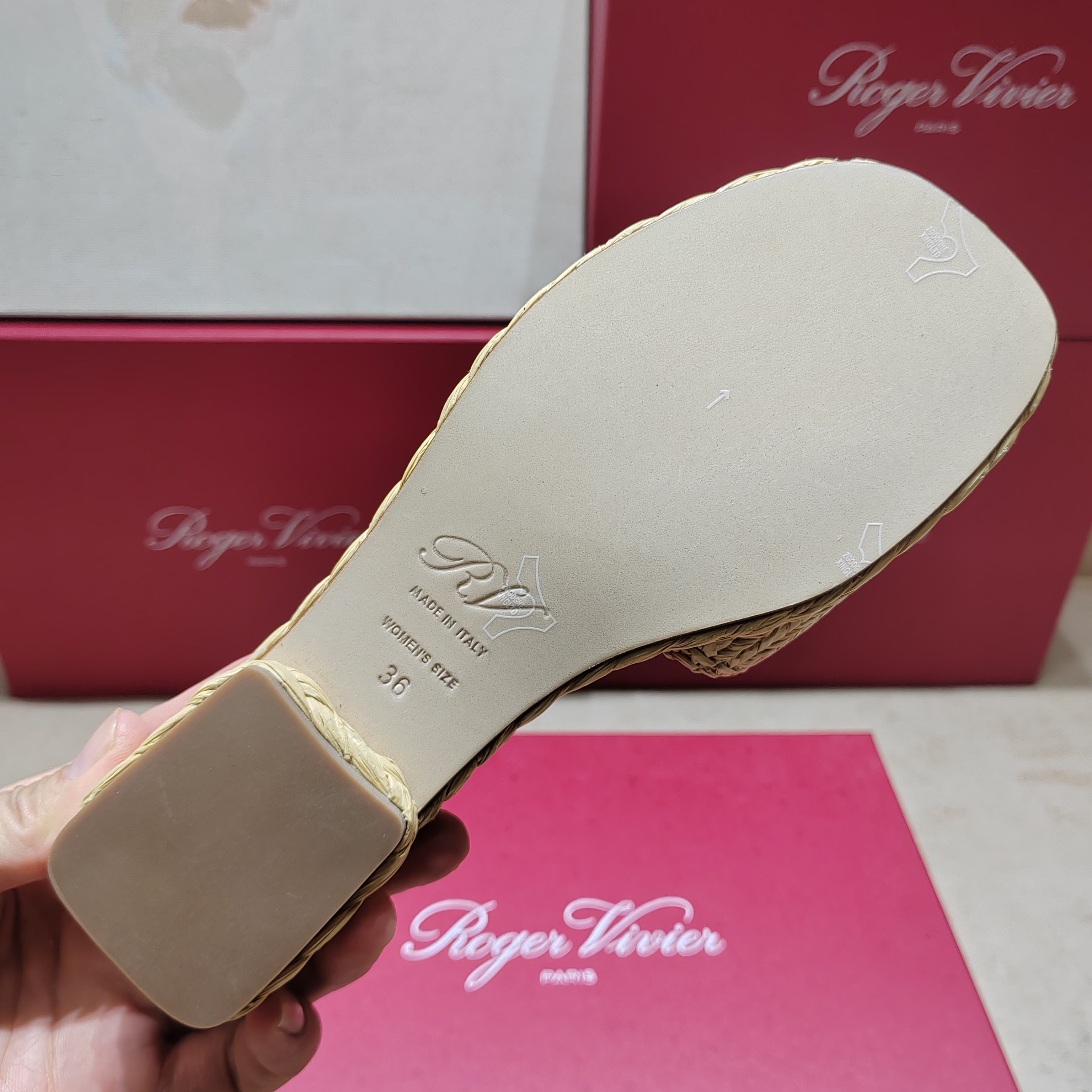 Luxurious Roger Vivier Leather Slippers with Metal Buttons and Water Drill Details - 图片 8