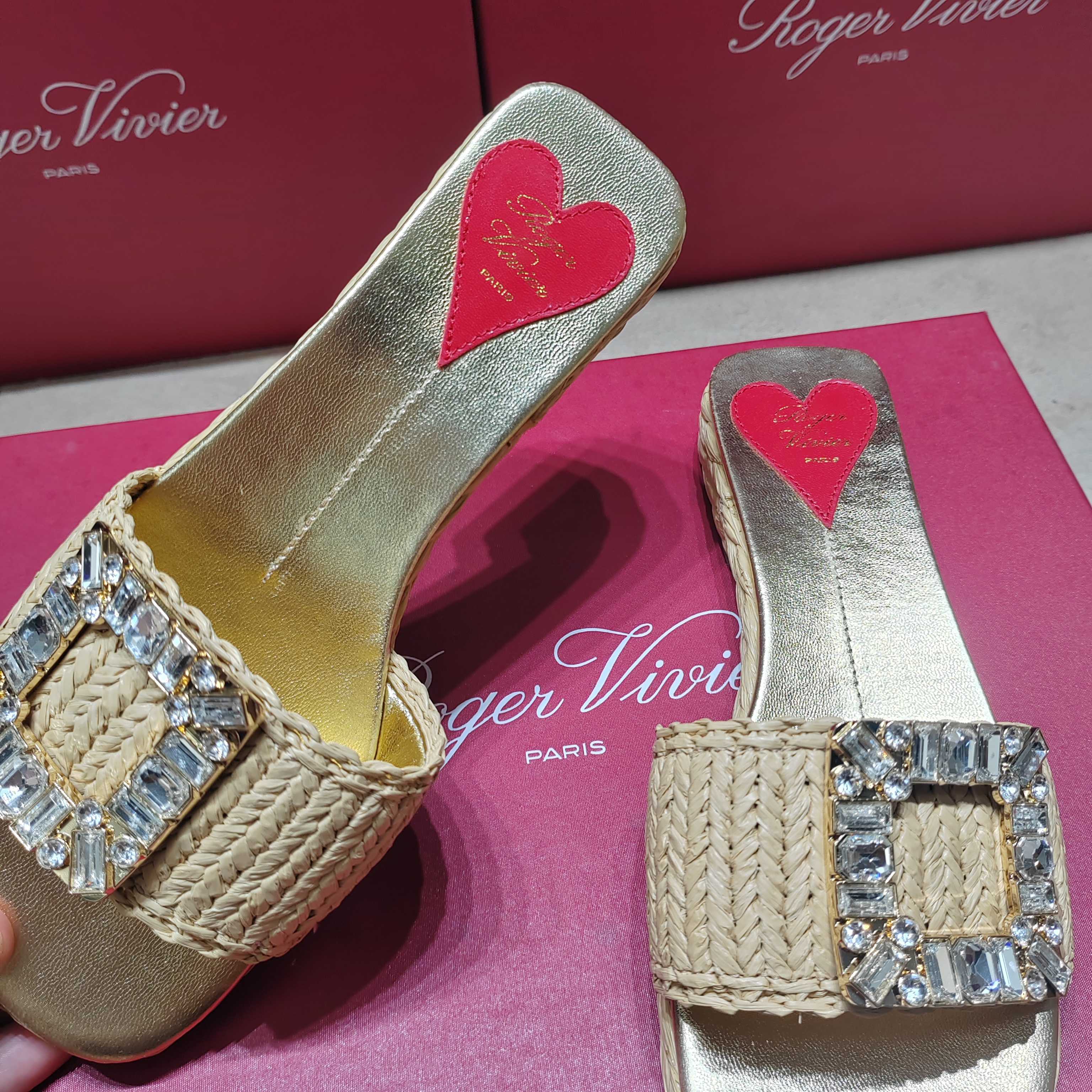 Luxurious Roger Vivier Leather Slippers with Metal Buttons and Water Drill Details - 图片 6