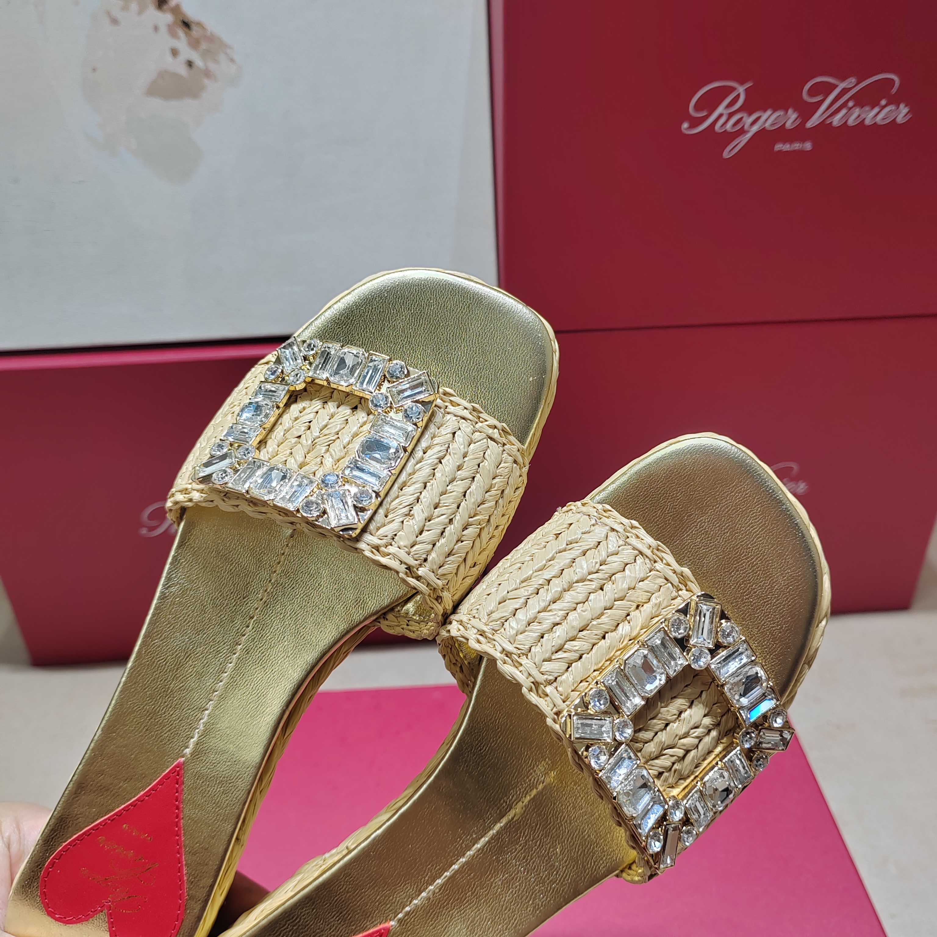 Luxurious Roger Vivier Leather Slippers with Metal Buttons and Water Drill Details - 图片 7