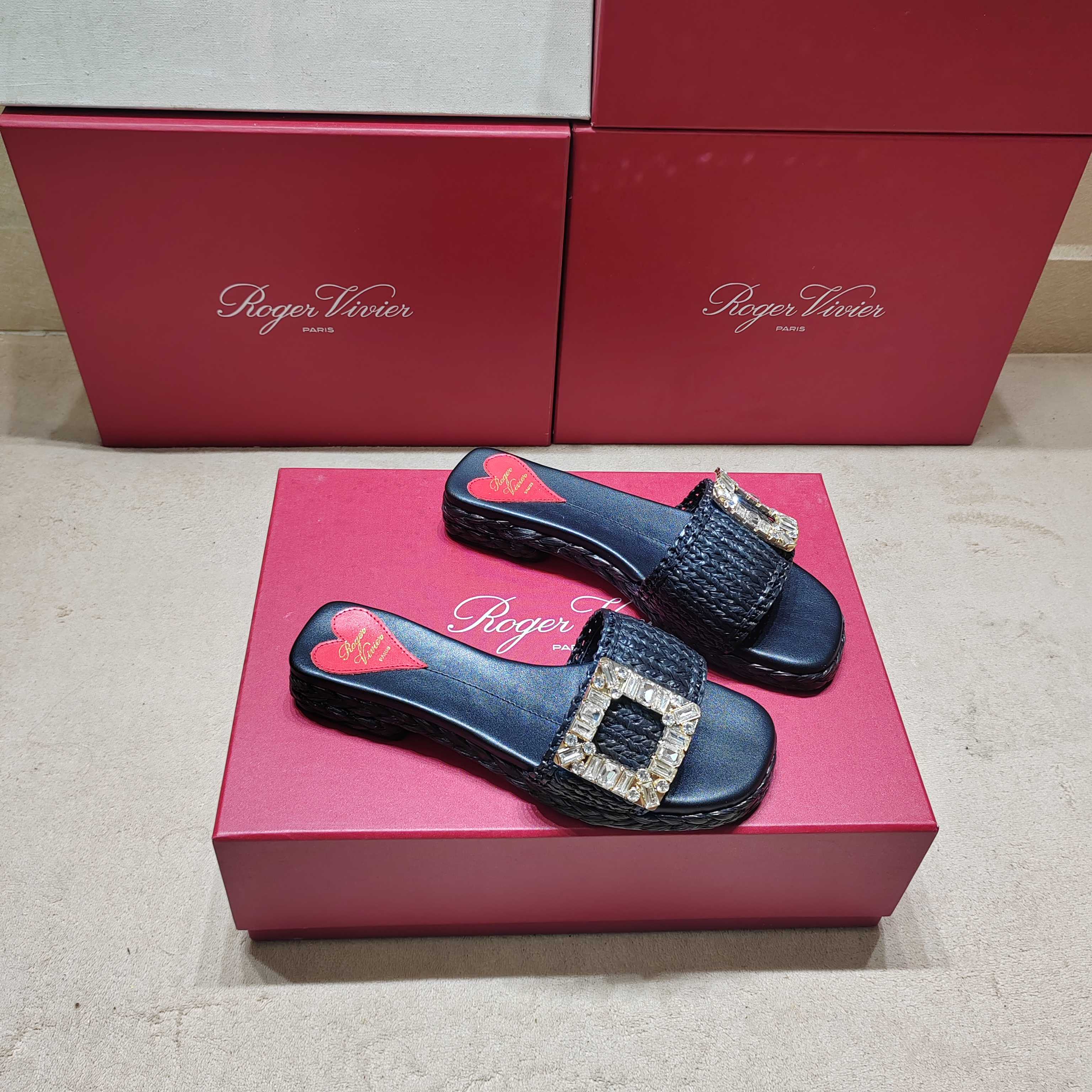 Luxurious Roger Vivier 2025 Shoes with Metal Buttons and Water Drill Slippers - 图片 3
