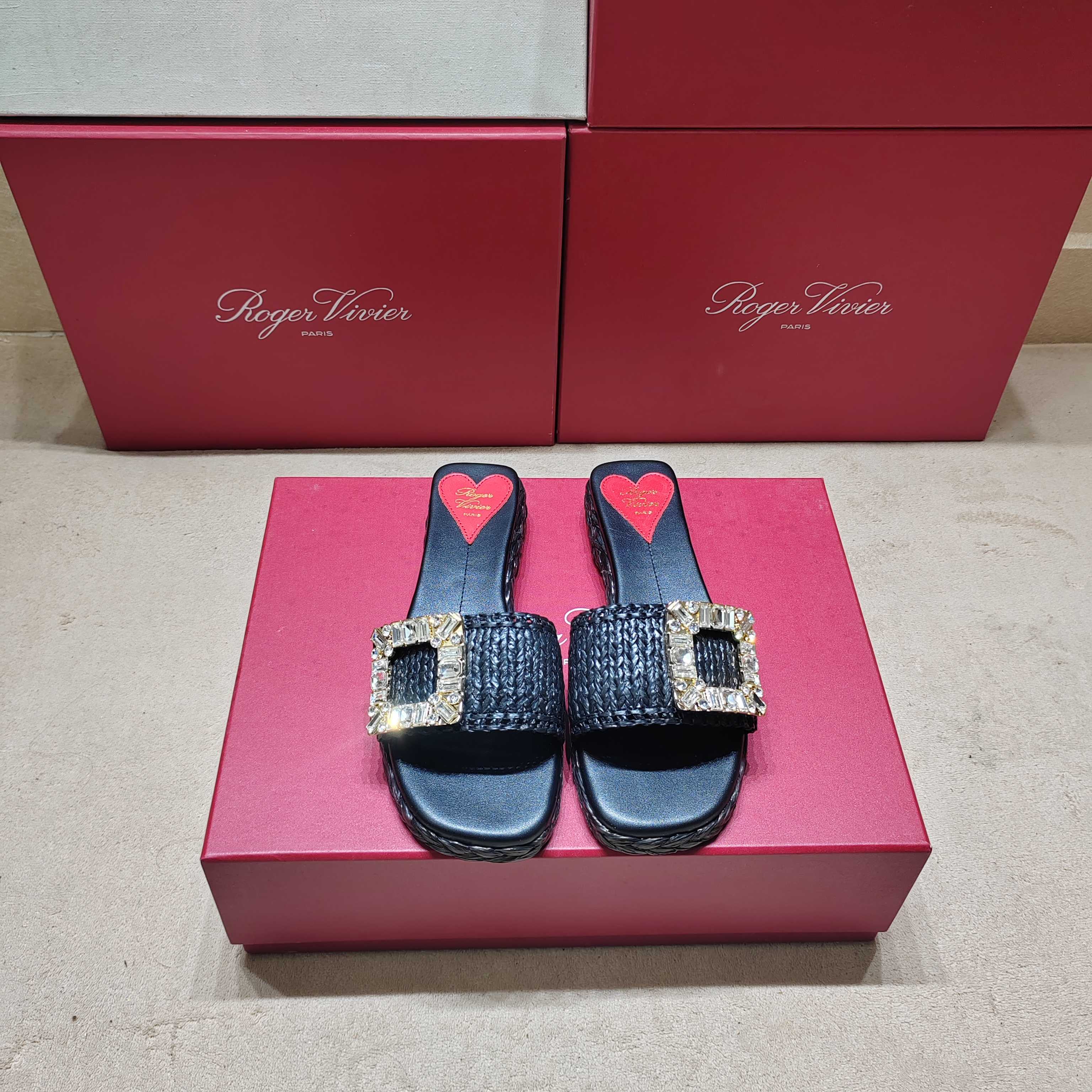 Luxurious Roger Vivier 2025 Shoes with Metal Buttons and Water Drill Slippers - 图片 2