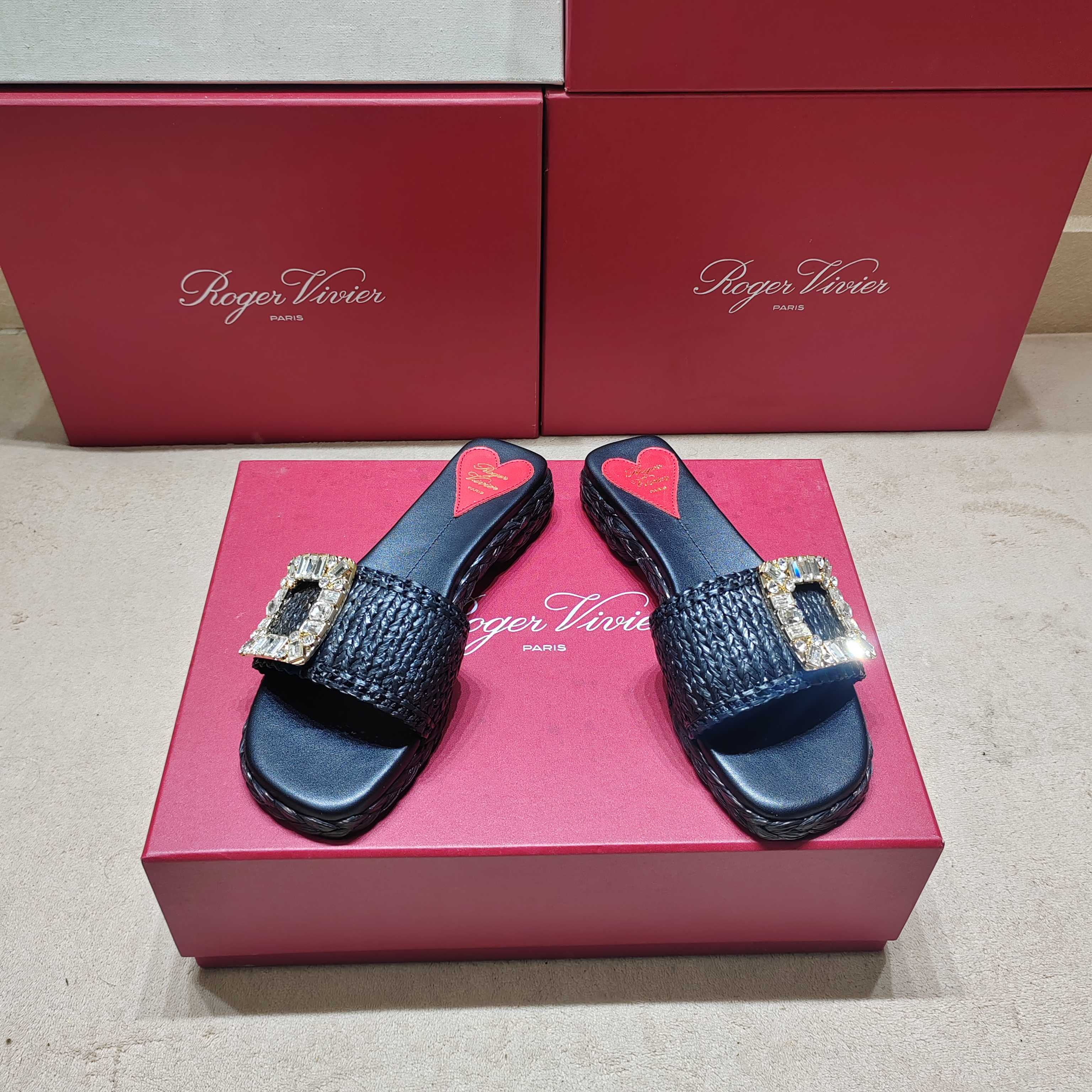 Luxurious Roger Vivier 2025 Shoes with Metal Buttons and Water Drill Slippers - 图片 6