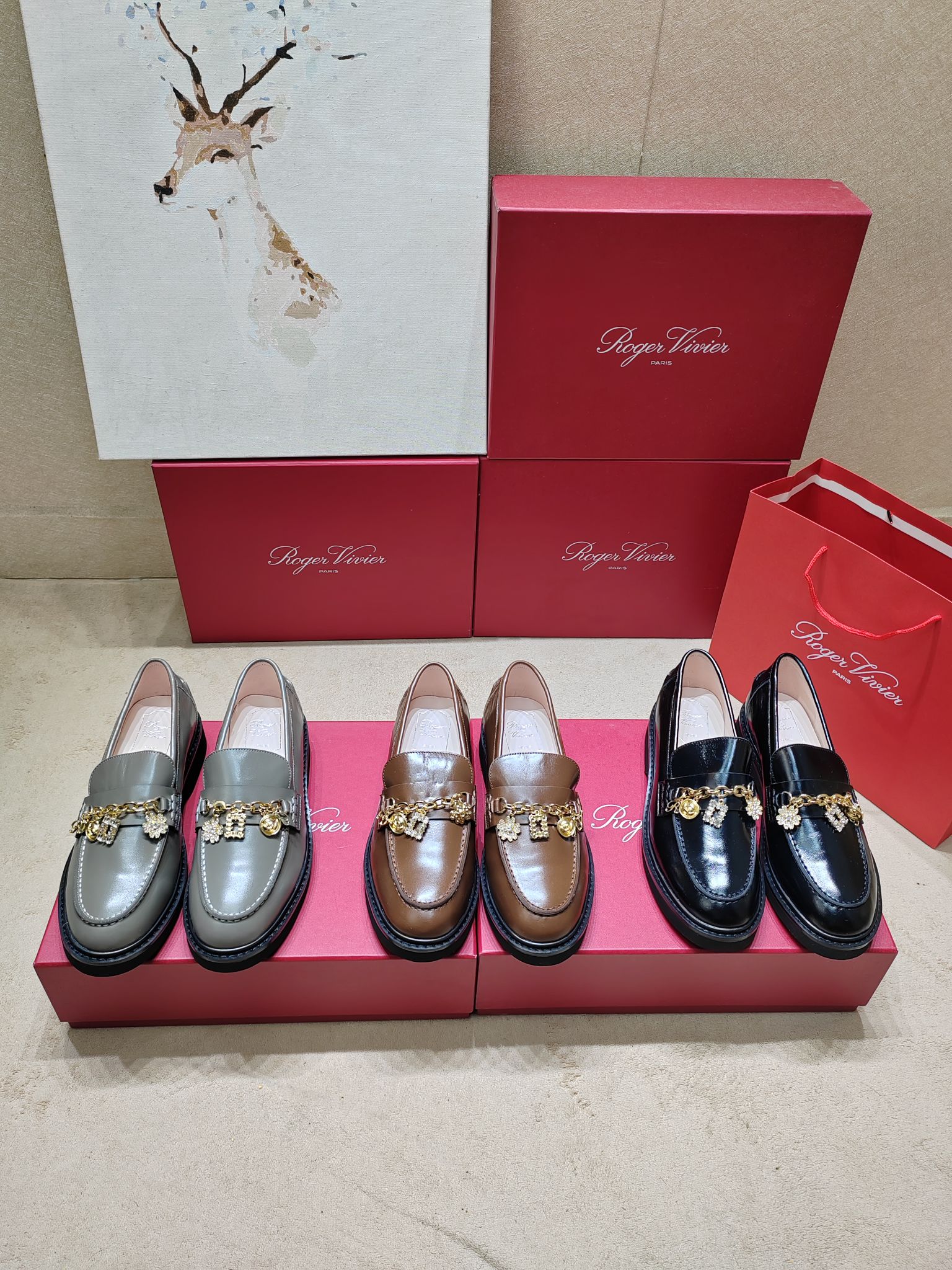 NO:350530,【Roger Vivier】| 5 Roger Vivier Spring and Summer New Flower Diamond Buckle Loafers Single Shoes, Glitter patent leather with Diamond Buckles, I was amazed at first sight and the fairies were sure not to take down this beautiful Mary Jane single shoe. The aura is perfect. It is not too beautiful for summer to match it with various small skirts. It can also be used as wedding shoes. Original custom upper, butter leather/Swarovski rhinestones. Inner: Imported lambskin, outsole wear-resistant velvet combination, shoe size: 35-39 (34 40 customization, no return and exchange) Heel height 3.5 cm, delivery, luxury latest counter synchronous packaging,,roger vivier,swarovski,loafers,mary jane,skirts,sheepskin19860909【Roger Vivier】| 5 罗杰维维亚春夏新款花朵钻扣乐福鞋单鞋,亮面漆皮搭配钻扣,一眼被惊艳到仙女们确定不拿下这款绝美玛丽珍单鞋气场妥妥的安排上夏日搭配各种小裙子不要太美咧夏季还可以当婚鞋哟 鞋面原版定制 牛油皮/施华洛世奇水钻 内里: 进口小羊皮 大底耐磨绒组合大底 鞋码: 35-39（34 40 定制不退换） 跟高3.5 cm 配送豪华最新专柜同步包装,,roger vivier,swarovski,loafers,mary jane,skirts,sheepskin,Men's shoes