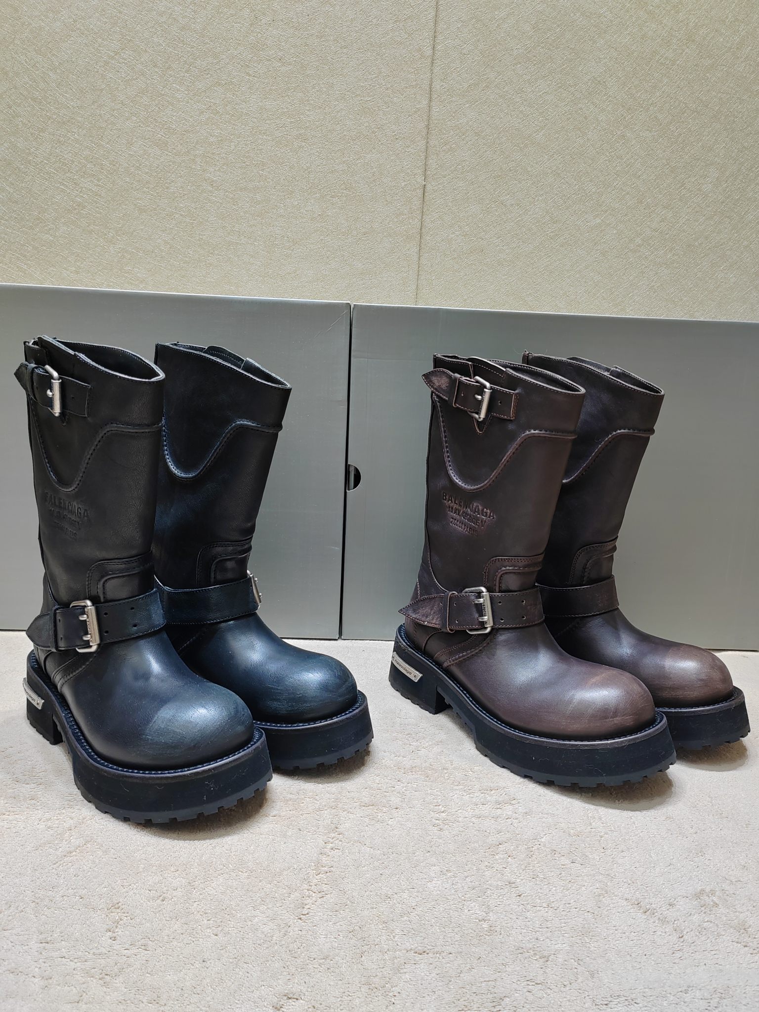 NO:350504,Balenciaga 25FWVenom couples high boots. Mid boots. Please be aware of the high version. This model is unique in design. It uses straps and belt elements as highlights. It not only firmly fits the boots to the feet, but also adjusts elasticity as you like. In terms of details, the brand's iconic old hardware runs through the entire process. It cleverly creates a retro wear effect, highlights the personality and is paired with thick toothed rubber soles. It not only ensures the comfort of wearing, but also strengthens the overall sense of fashion and awareness. Venom high boots are undoubtedly a fashion item that cannot be missed this season. It adds a unique charm to the outfits of fashion enthusiasts and leads a new round of trendy style. The boot barrel height is 270mm. The upper top layer cowhides the cowhides the inner water dyed cowhide. The sole height is 5CM. The original molded leather edge combination sole. Size 35-40 (40 custom made no return or exchange),,balenciaga,balenciaga,boots,cowhide19860909Balenciaga巴黎世家25FWVenom情侣款高筒靴 中筒靴  请认准高版本 这款在设计上独具匠心 以绑带与皮带元素作为亮点 不仅能将靴子稳固贴合于足部 更可随心调节松紧 在细节处理上品牌标志性的做旧五金件贯穿始终 巧妙营造出复古磨损效果,彰显个性态度搭配厚实的齿状橡胶鞋底 既保证了穿着的舒适度,又强化了整体的时尚感与辦识度Venom高筒靴无疑是本季不容错过的时尚单品,它将时尚爱好者们的穿搭增添别样魅力,引领新一轮的潮流风尚 靴筒高度270mm 鞋面头层牛皮做旧处理 内里水染牛皮 大底高度5CM 原版开模真皮沿条组合大底 Size 35-40 (40定做不退换),,balenciaga,balenciaga,boots,cowhide,Men's shoes