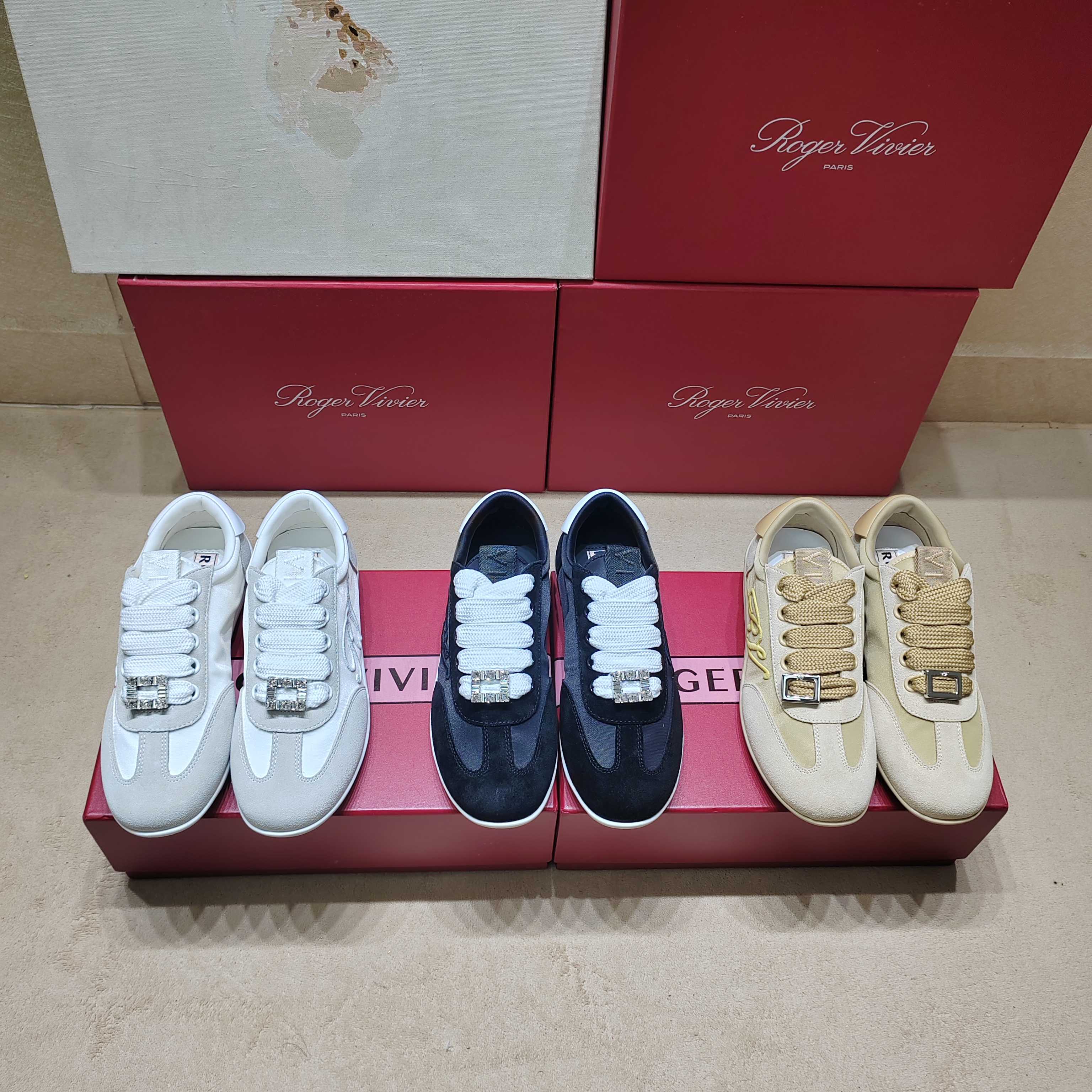 NO:350549,Roger vivier Rv 25ss The latest German training casual shoes Casual moral training shoes Bazi who pays attention to comfort must keep this one!  Dongguan version, original development, style counters one to one, details processing counters one to one. Classic and simple style design, versatile and not picky, delicate, light and soft, beauty and strength coexist!  The versatile commuting color matching synchronized on the official website is closed!  Whether it is the feeling of the feet or appearance, it is light and soft Oxford soft sole, strong toughness, soft, light, non-slip and wear-resistant, and the edge of the shoe further ensures the comfort of the foot and does not rub the feet!  Imported silk/imported suede inner sheepskin footrest, outsole rubber sole Size35-40 (40 custom made without return or exchange), roger vivier, sheepskin, real silk, chamois leather19860909Roger vivier Rv 25ss 最新德训休闲鞋 休闲德训鞋 注重舒适度的宝子一定要留这款！莞产版本,原版开发,版型专柜一比一,细节处理专柜一比一 经典简约的款式设计,百搭不挑人,上脚秀气,轻盈柔软,美貌与实力并存！官网同步的百搭通勤配色闭眼收！ 无论脚感还是颜值都是天花板的存在,又轻又软牛津软大底,韧性强 柔软 轻便防滑耐磨,鞋口包边进一步保证上脚舒适感,不磨脚！ 鞋面进口真丝/进口麂皮 内里羊皮垫脚 大底橡胶大底 Size35-40（40订做不退换）,,roger vivier,sheepskin,real silk,chamois leather,Men's shoes