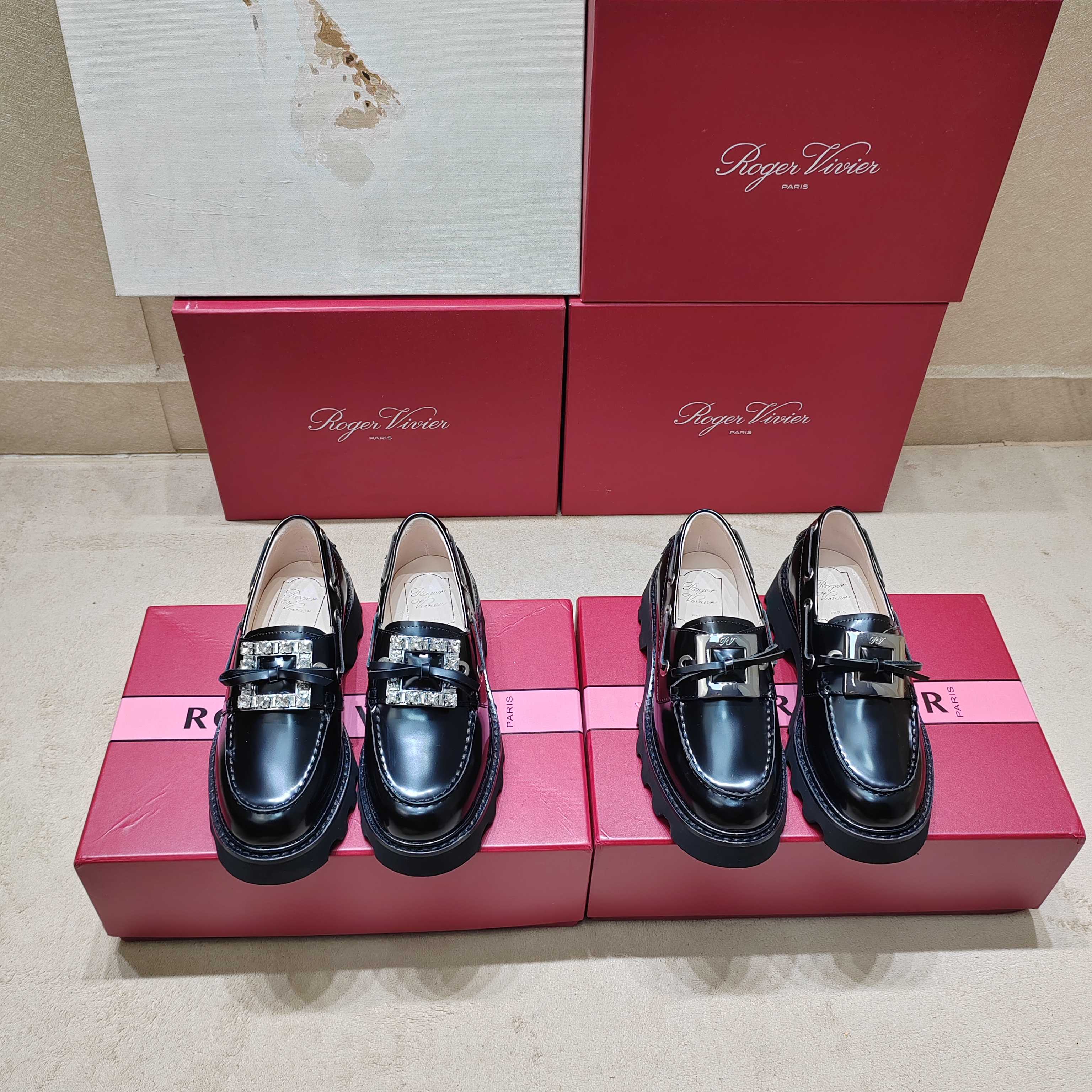 NO:350573,【Roger Vivier】| 5 Roger Vivier Spring and Summer New Flower Diamond Buckle Loafers Single Shoes, with bright side beads and diamond buckles, which was amazed at first sight. The fairies are sure not to take down this beautiful Mary Jane single shoe. The aura is arranged in summer. It is not too beautiful. It can also be used as wedding shoes. The upper is original customized edge beads/Swarovski rhinestones. Inner: Imported lambskin, outsole wear-resistant velvet combination. Shoe size: 35-39 (34 40 customized, non-return and exchange) Heel height 5 cm. Delivery luxury latest counter synchronous packaging, roger vivier, swarovski,loafers,mary jane, skirts, sheepskin19860909【Roger Vivier】| 5 罗杰维维亚春夏新款花朵钻扣乐福鞋单鞋,亮面开边珠搭配钻扣,一眼被惊艳到仙女们确定不拿下这款绝美玛丽珍单鞋气场妥妥的安排上夏日搭配各种小裙子不要太美咧夏季还可以当婚鞋哟 鞋面原版定制开边珠/施华洛世奇水钻 内里: 进口小羊皮 大底耐磨绒组合大底 鞋码: 35-39（34 40 定制不退换） 跟高5 cm 配送豪华最新专柜同步包装,,roger vivier,swarovski,loafers,mary jane,skirts,sheepskin,Men's shoes