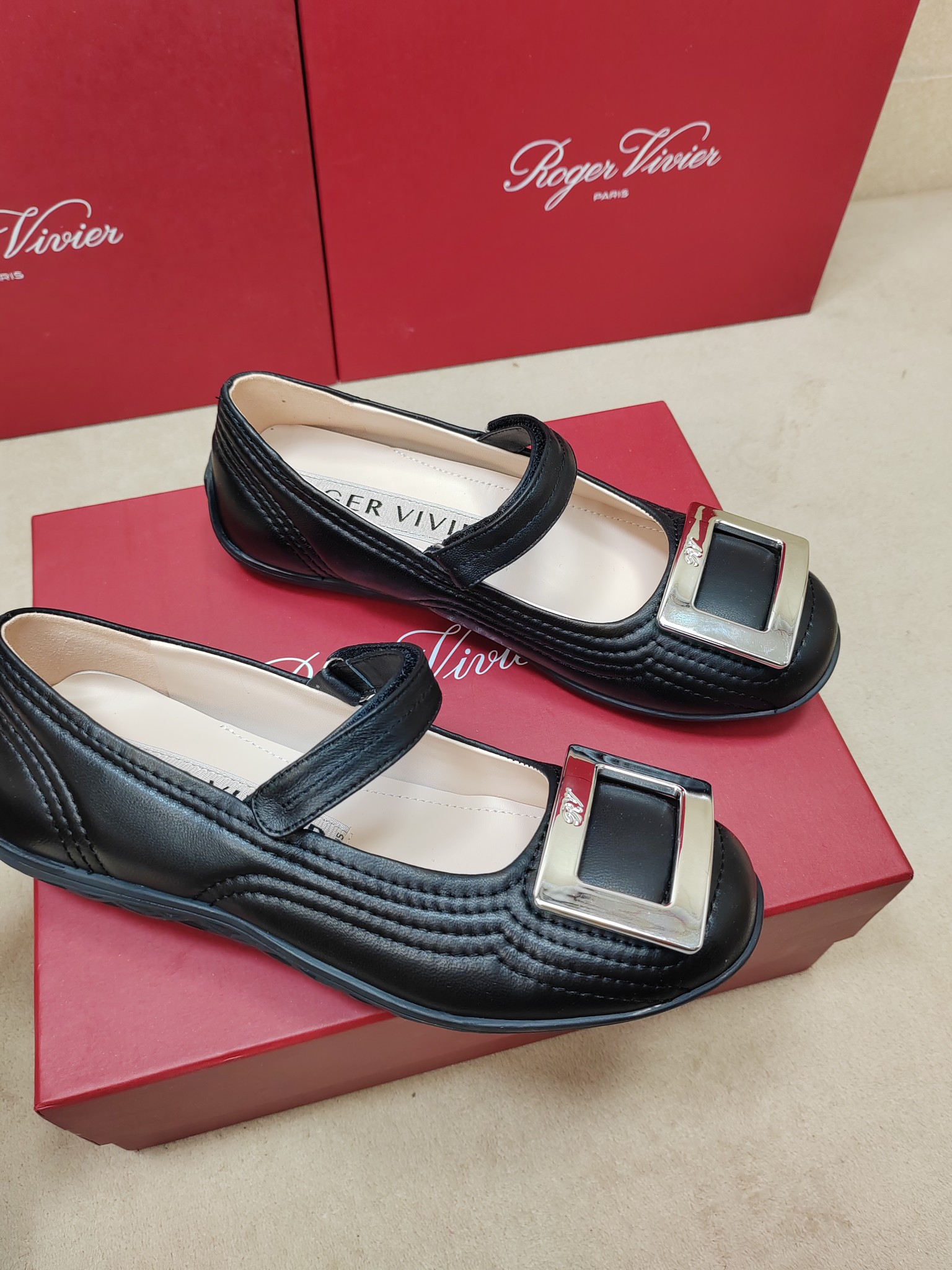 Roger Vivier Ballerines Mary Jane en Cuir Noir avec Boucle Strassée