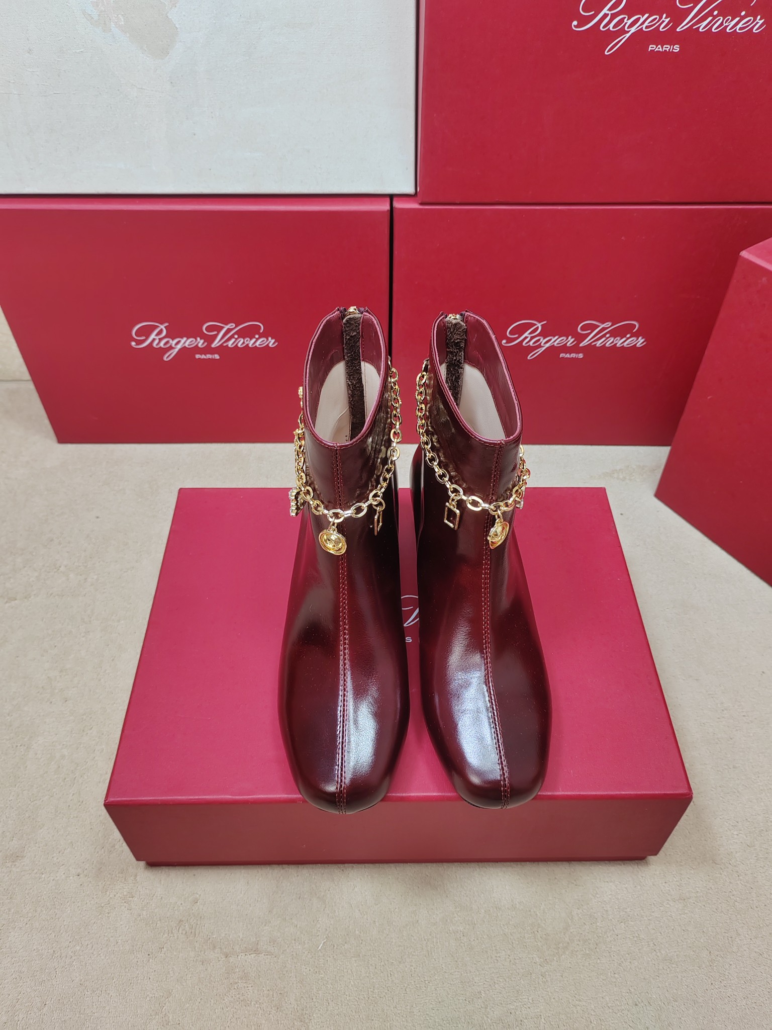 NO:556216,5 counters of the new viv run series diamond chain mid-heeled bare boots are top-notch ★★★★★ Be sure to purchase top-notch products!  Produced by Taiwan-funded factory!  A kitten-heel nude boot with a high-end temperament. It is not only light and comfortable, but also has a 4.5CM platform sole that is very comfortable for long legs and feet. It can be matched with various styles to give it a high-end feel!  Upper imported butter leather/Sheep Beijing/with shiny Swarovski rhinestone square buckle Inner: mixed sheepskin outsole original Italian genuine leather outsole Shoe size: 35-39 (34 40 customization is non-returnable) Heel height 4.5cm Delivered with luxurious latest counter simultaneous packaging, boots, sheepskin, sheep, Leather soles198609095专柜新款viv run系列钻链中跟裸靴顶级上新 ★★★★★ 认准代购级别顶货！台资工厂出品！气质高级的一款小猫跟裸靴,不仅轻便舒适,4.5CM松糕底增长大长腿上脚舒适满分,搭配各类风格高级感满满！ 鞋面进口牛油皮/羊京/配闪亮施华洛水钻方扣 内里: 混种羊皮 大底原版意大利真皮大底 鞋码: 35-39（34 40 定制不退换） 跟高4.5cm 配送豪华最新专柜同步包装,,boots,sheepskin,sheep,Leather soles,Men's shoes