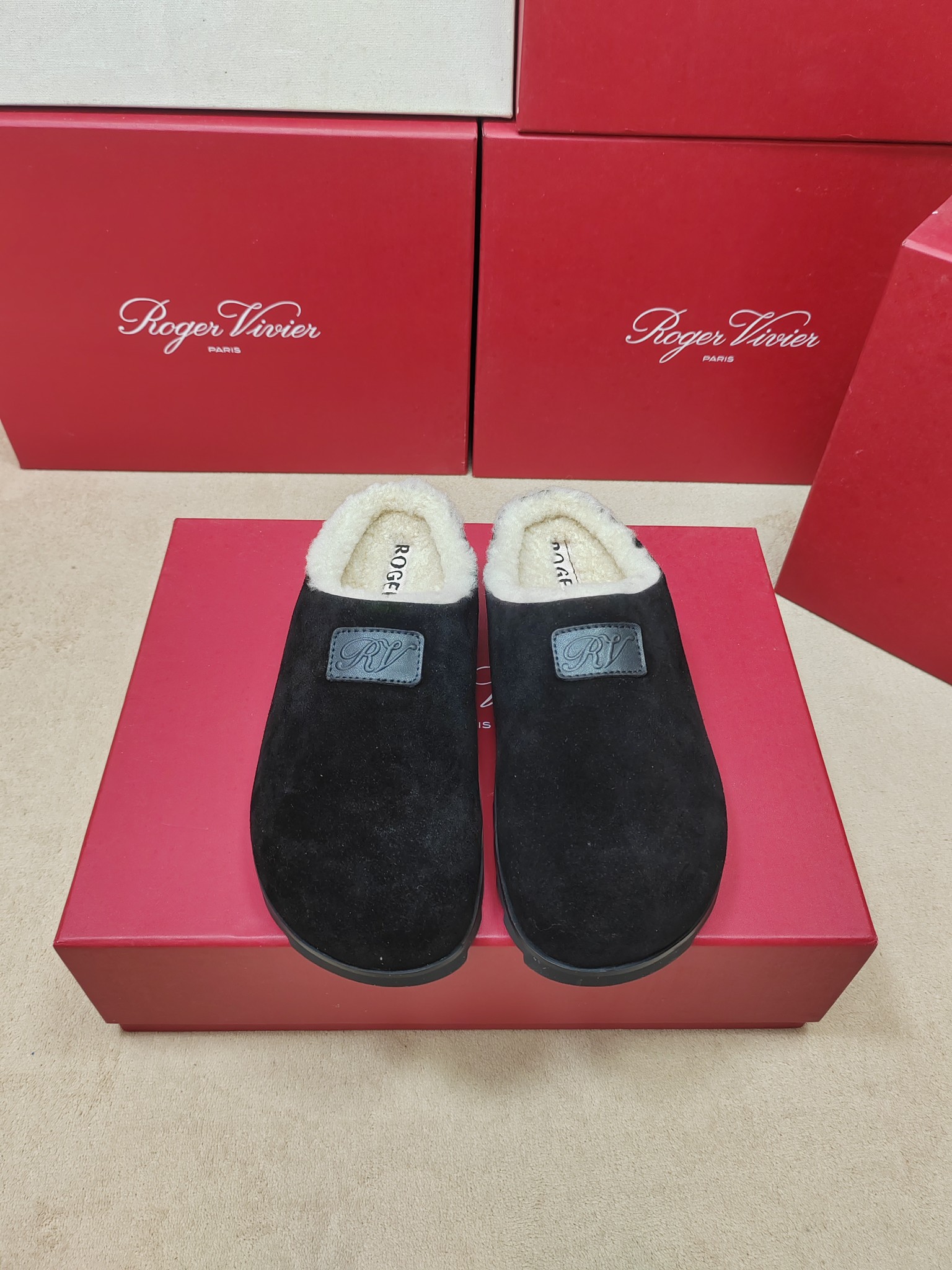 NO:556223,Available in stock # Roger Vivier’s classic wool slippers with double rhinestone buckles and furry rhinestone buckle outer slippers. Slidy Viv’ series of slippers are the best pair for daily outings. They are handmade with soft suede leather and sheep wool lining, which is warm and refined. They instantly add a sense of restroom fashion to your look. RV’s new furry wool slippers are now available in sizes 35-40 (customized for 40, non-refundable), slippers19860909现货供应  # 罗杰·维维亚经典双水钻扣羊毛拖鞋 毛毛鑽扣外穿拖鞋 Slidy Viv‘系列諒鞋是日常外出最佳配親,柔软的绒面皮革手工制作,以绵羊毛毛里,温暖精致,瞬间为造型增添的休間時尚感.RV新品毛茸茸羊毛拖火爆上新 Size35-40（ 40定制不退换）,,slippers,Men's shoes