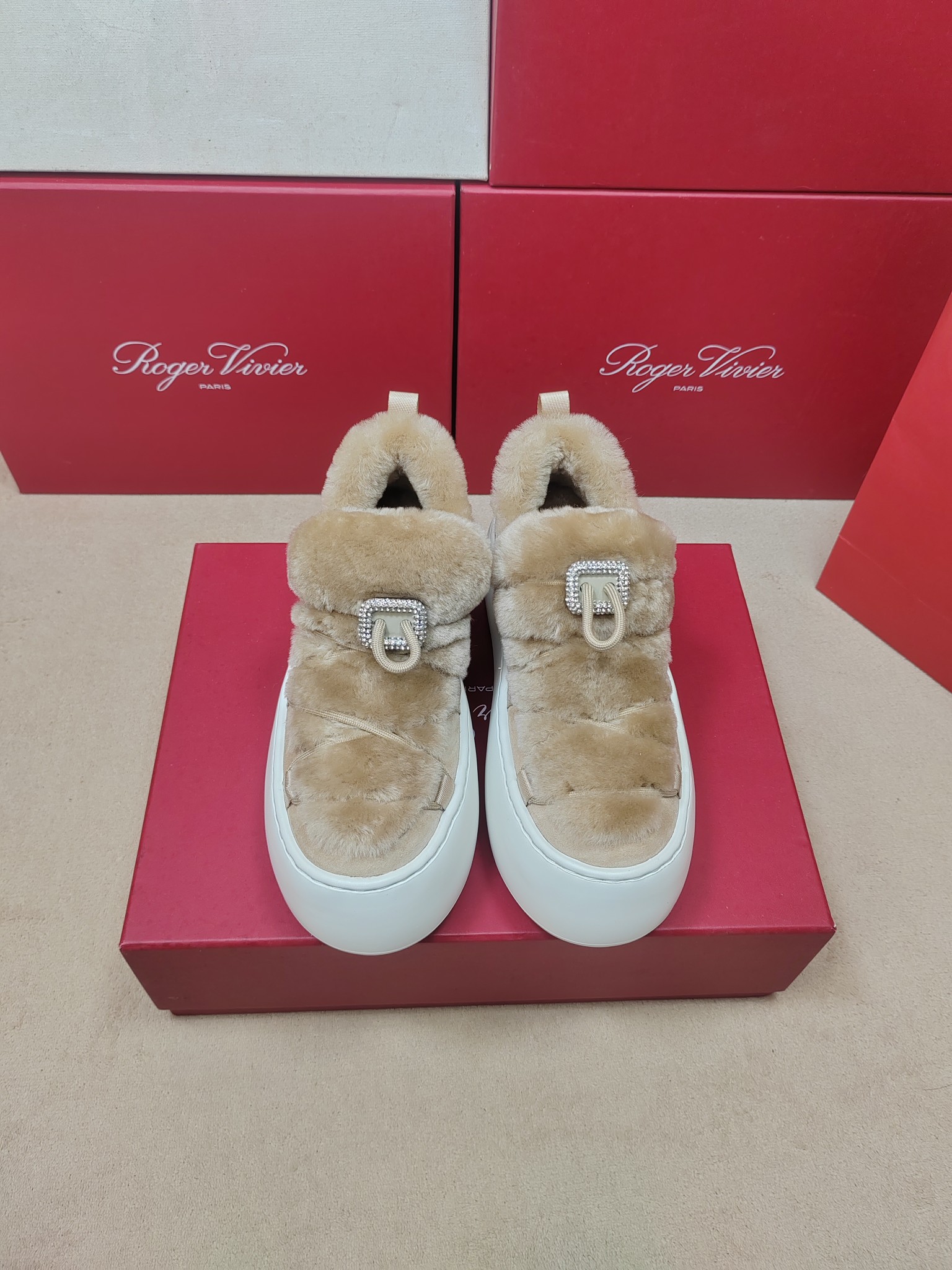 NO:574880,' | 5 new furry shoes with diamond buckles in the counter. Original custom-made wool uppers with original molded K9 diamond ornaments. Real wool lining on the outsole. Original molded custom IP foam anti-slip outsole. Heel height 5cm. Shoe size: 35-39 (34.40 customization is not returnable). Original counter full set of luxury packaging.19860909' | 5 专柜新款钻扣小白鞋毛毛鞋上新 鞋面原版定制羊毛配原版开模K9钻饰  内里真羊毛里 大底原版开模定制IP发泡防滑大底 跟高5cm 鞋码:35-39（34.40定制不退换） 原版专柜全套豪华包装,,Men's shoes