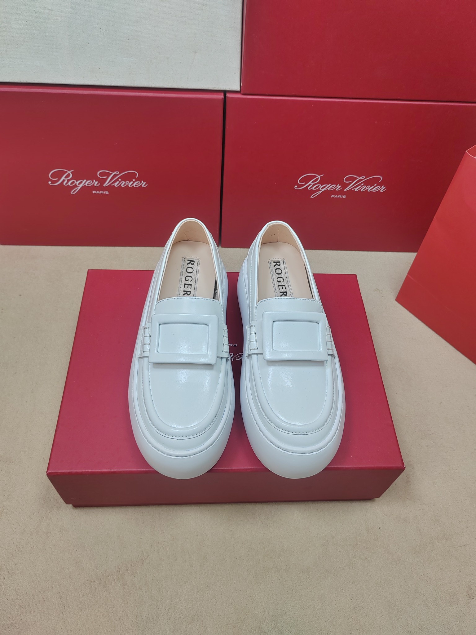 NO:574887,' | 5 New models of diamond-buckled white shoes and bread shoes in the counter. Original customized calfskin upper with original molded K9 diamond decoration. Sheepskin lining. Original molded custom IP foam anti-slip outsole. Heel height 5cm. Shoe size: 35-39 (34.40 customization is non-refundable). Original counter full set of luxury packaging, cowhide, sheepskin19860909' | 5 专柜新款钻扣小白鞋面包鞋上新 鞋面原版定制小牛皮配原版开模K9钻饰  内里羊皮里 大底原版开模定制IP发泡防滑大底 跟高5cm 鞋码:35-39（34.40定制不退换） 原版专柜全套豪华包装,,cowhide,sheepskin,Men's shoes