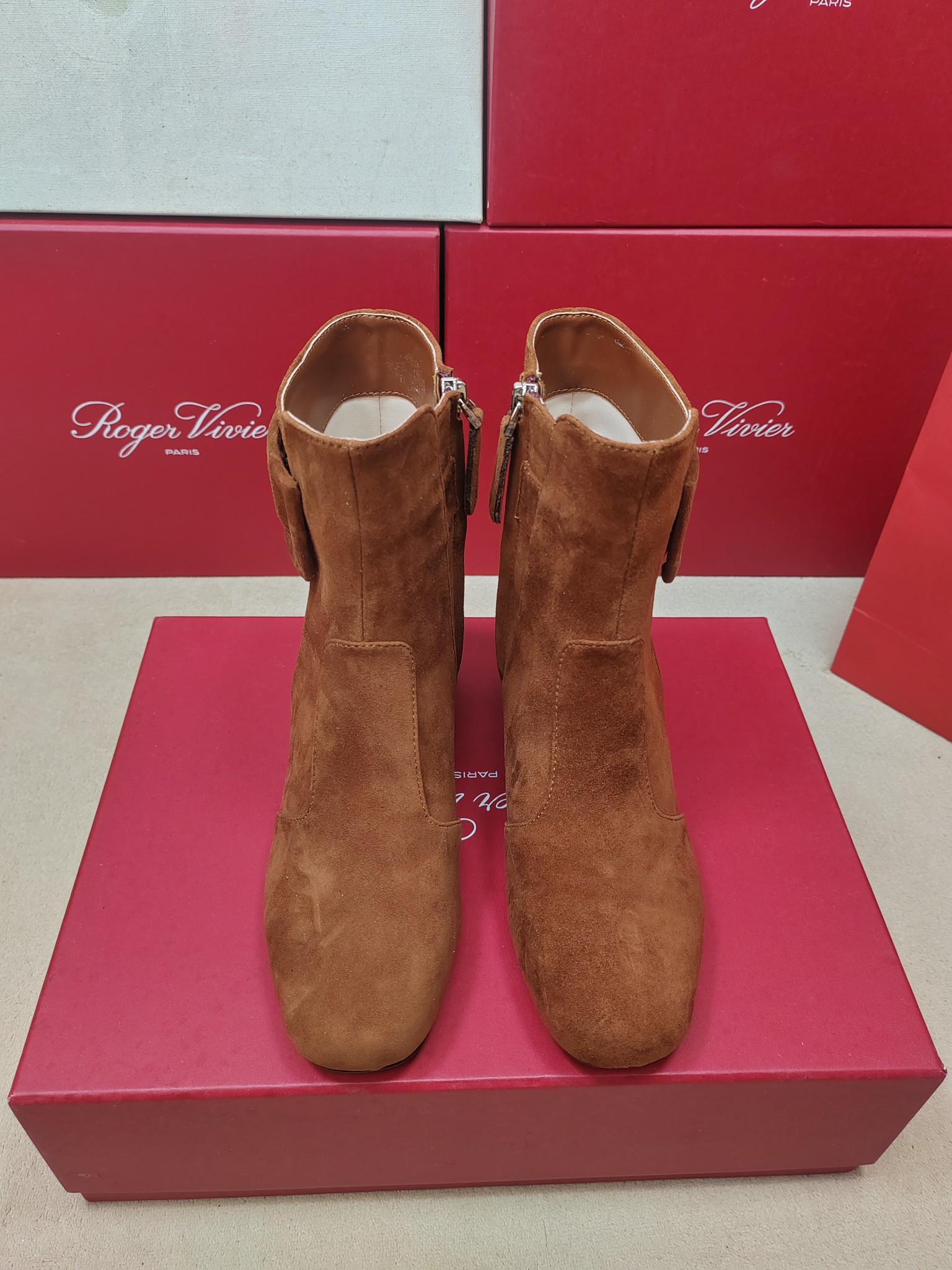 NO:588393,' | 5 counter new square buckle thick heel short boots, original sheep velvet/patent leather upper, specific soft sheepskin lining, outsole original molded and customized Italian genuine leather printed outsole, heel height 4.5CM, shoe size: 35-39 (34, 40 customization is not returnable) original counter full set of luxury packaging, boots, sheepskin, sheep19860909' | 5 专柜新款方扣粗跟短靴 鞋面原版羊京绒/漆皮  内里特定柔软羊皮里垫脚 大底原版开模定制意大利真皮印刷大底,跟高4.5CM 鞋码:35-39（34、40定制不退换） 原版专柜全套豪华包装,,boots,sheepskin,sheep,Men's shoes