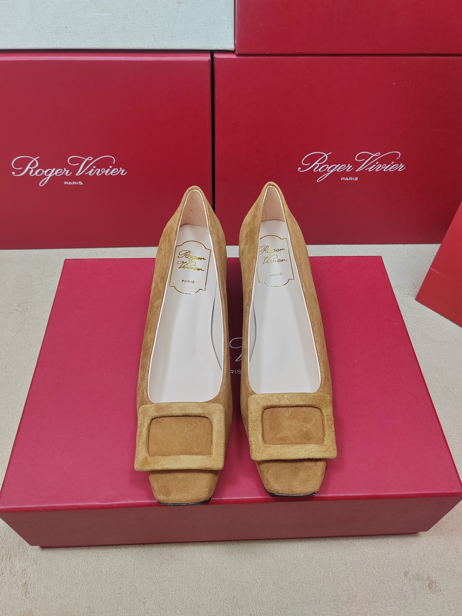 NO:588396,' | 5 New luxury suede small square-toe shoes series in the counter. Original custom suede upper with original molded custom diamond buckle. Specific soft sheepskin lining. Original molded custom Italian leather outsole. Heel height 4.5cm/7.5cm. Shoe size: 35-39 (40.41 customization is non-returnable). Original counter full set of luxury packaging, sheepskin, chamois leather, Leather soles19860909' | 5  专柜新款麂皮小方头单鞋系列奢华上新 鞋面原版定制麂皮面配原版开模定制钻扣饰扣  内里特定柔软羊皮里 大底原版开模定制意大利真皮大底, 跟高4.5cm/7.5cm 鞋码:35-39（40.41定制不退换） 原版专柜全套豪华包装,,sheepskin,chamois leather,Leather soles,Men's shoes