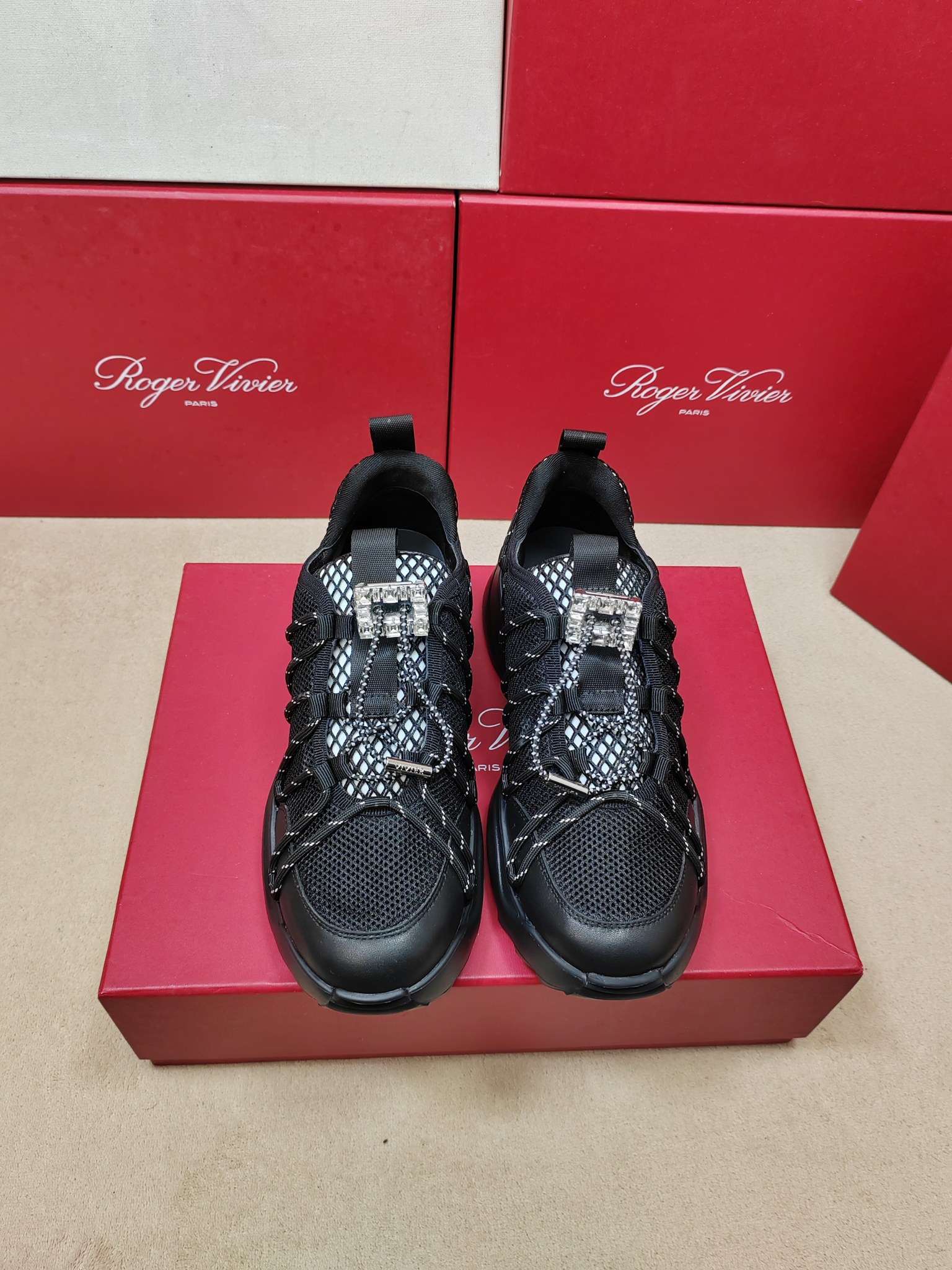NO:779562,High version, top version, 6 new counters, new viv run series square diamond sports shoes, top new ones ★★★★★ Be sure to purchase top-notch products!  Produced by Taiwan-funded factory!  A platform shoe with high-end temperament, which is not only light and comfortable, but also suitable for sports and running!  The 7CM platform sole is very comfortable for long legs and feet, and can be matched with various styles for a full sense of luxury!  The upper is imported breathable aviation fly weave/with shiny Swarovski rhinestone square buckle. Lining: sheepskin lining + padding sheepskin outsole. Original open molded Tpu non-slip outsole. Shoe size: 35-39 (34 40 41 customized, non-returnable). Delivery and luxury latest counter packaging, sneakers, sheepskin19860909高版本顶级版本 6专柜新款viv run系列方钻运动鞋顶级上新  ★★★★★ 认准代购级别顶货！台资工厂出品！气质高级的一款松糕鞋,不仅轻便舒适而且运动跑步都可！7CM松糕底增长大长腿上脚舒适满分,搭配各类风格高级感满满！ 鞋面进口进口透气航空飞织/配闪亮施华洛水钻方扣 内里: 羊皮内里+垫脚羊皮 大底原版开模Tpu防滑大底 鞋码: 35-39（34 40 41 定制不退换） 配送豪华最新专柜同步包装,,sneakers,sheepskin,Men's shoes