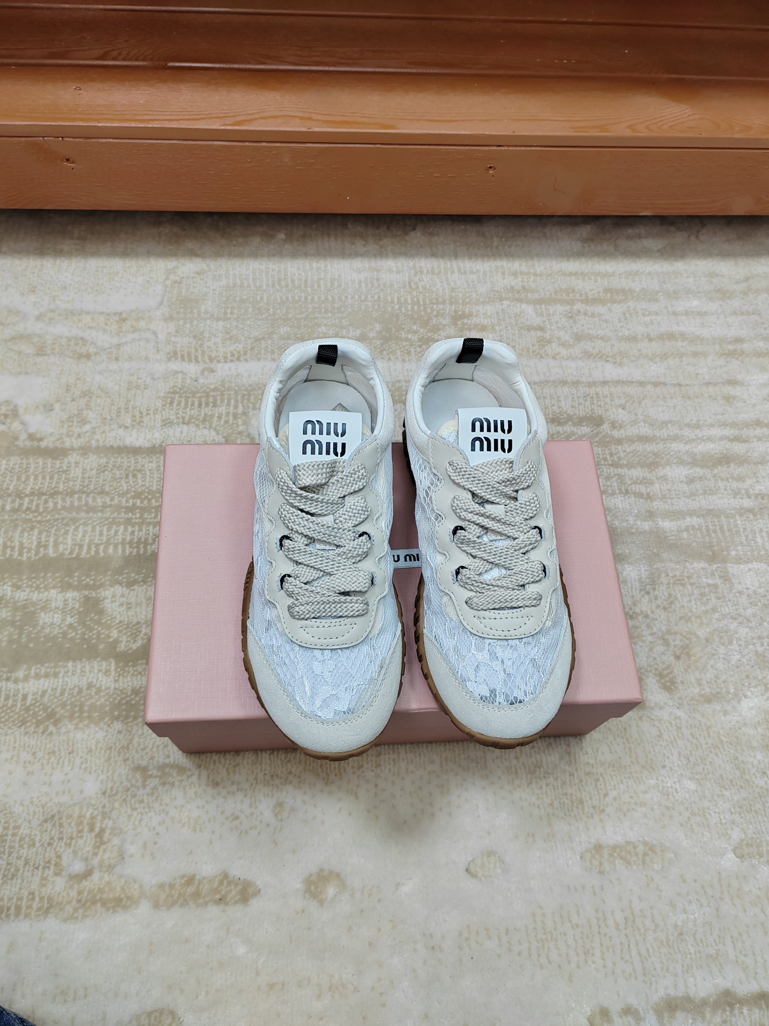 NO:779567,Miu Miu 26 spring and summer new catwalk show MiuMiu moral training casual shoes close-up details of the show craftsmanship from the Miu Miu series New season trend elements and the concept of love at the moment, multiple collisions, conveying modern style~ Looks good no matter how you wear it, this summer's fashionista favorite Fabric cowhide/original nylon mesh Lining imported sheepskin outsole original molded TPU rubber sole Size 35-40 (41, 42 custom-made, non-refundable, non-exchangeable)  Original packaging,,miumiu,cowhide,sheepskin19860909Miu Miu 26年春夏新款走秀MiuMiu 德训 休闲鞋 秀场工艺来自Miu Miu系列的细节特写 新季的潮流要素 与此刻挚爱的概念,多元对撞,传达现代风格~ 怎么穿都好看今夏时髦精最爱 面料牛皮/原版尼龙网布 内里进口羊皮 大底原版开模TPU橡胶鞋底 码数35-40码（41,42定做不退不换） 原版包装,,miumiu,cowhide,sheepskin,Men's shoes