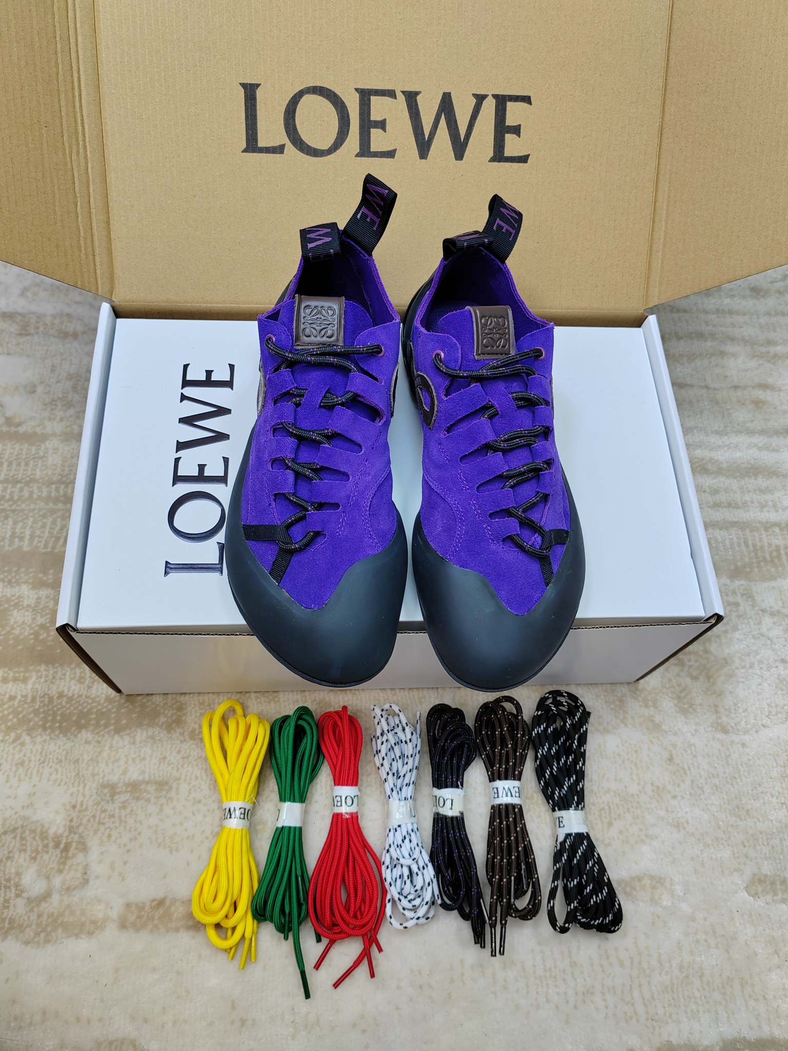 NO:779581,299 [With airplane case, same price for men and women, 85-45] LOEWE's latest spring and summer mountaineering casual shoes for couples. Many celebrity Internet celebrities have planted grass. The uppers are mostly suede/suede + nylon splicing. The toe is wrapped with thickened rubber, which is anti-kick and anti-collision. It has outdoor properties; the lining is fine lambskin, skin-friendly and comfortable. The iconic element is LOEWE's Anagram embossing or L-shaped monogram on the side of the shoe.  The logo, the heel label is printed with the word LOEWE, and the honey-colored rubber outsole extends to the toe, which is highly recognizable. The round blunt toe + wide last design gives an 'ugly' feeling, and the upper foot is small. It is suitable for pairing with jeans and casual pants. It is a popular representative shoe of 'quiet luxury style' in recent years. The original molded outsole is sized 35-40 for women.  Male 39-45 (female 40, male 45 customized),,loewe,loewe,jeans,sheepskin,chamois leather19860909299【配飞机盒,男女款同价85-45】LOEWE罗意威春夏最新情侣款登山休闲鞋 超多明星网红种草 鞋面多为麂皮/绒面革+尼龙拼接,鞋头采用加厚橡胶包裹,防踢防撞,户外属性拉满；内里是细腻小羊皮,亲肤舒适 标志性元素鞋侧有 LOEWE 的 Anagram 压纹或 L 形 monogram 标识,后跟标签印有 LOEWE 字样,蜂蜜色橡胶大底延伸至鞋头,辨识度极高 圆钝鞋头+宽楦设计,呈现“丑萌”感,上脚显脚小,搭配牛仔裤、休闲裤都很适配,是近年流行的“静奢风”代表鞋款原版开模大底码数女35-40 男39-45（女40,男45定做）,,loewe,loewe,jeans,sheepskin,chamois leather,Men's shoes