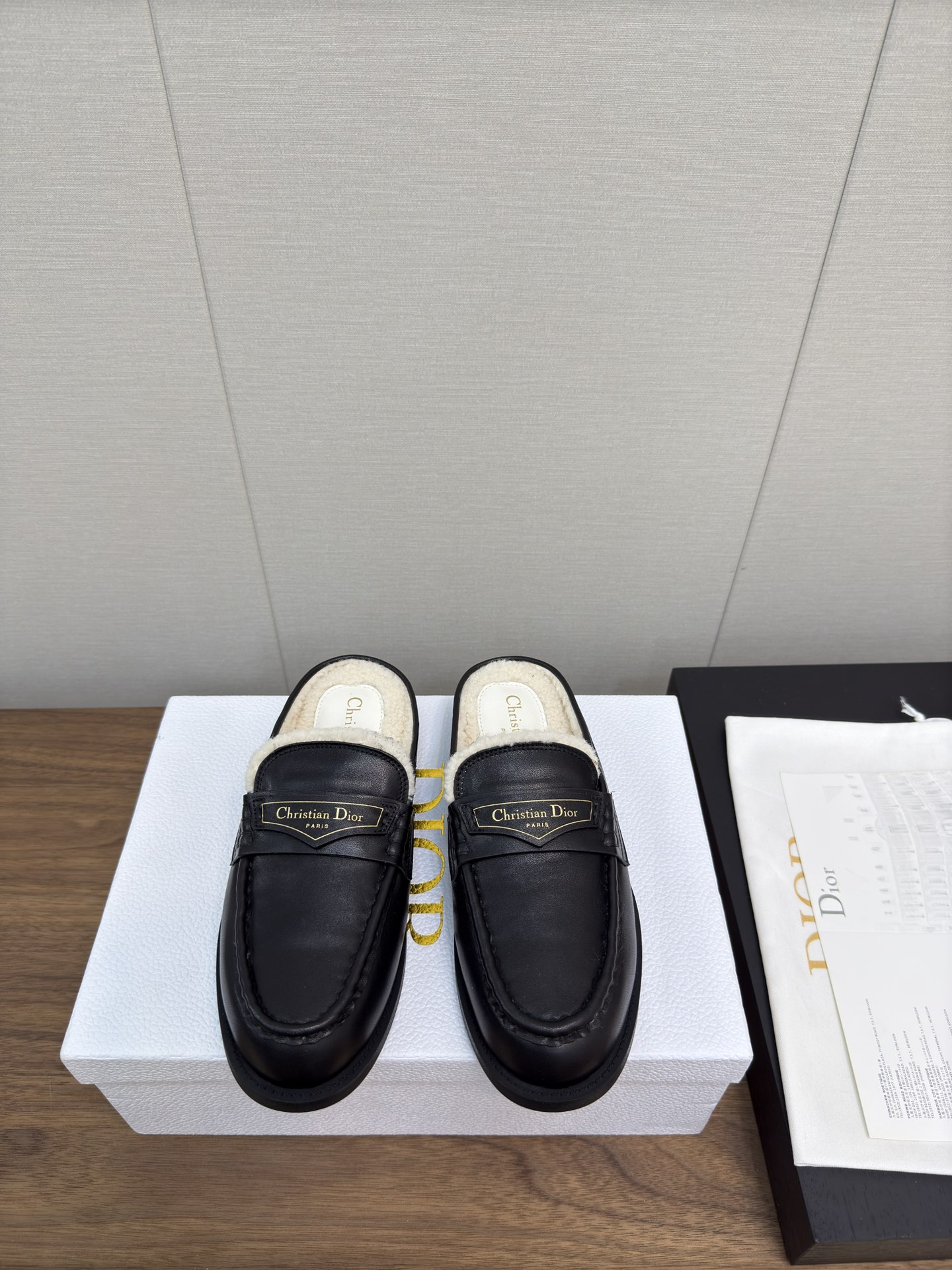 NO:543960,Dior Dior new autumn and winter D-Boy women's shoes CD letter logo mules stars same style flat-soled round-toe home fur slippers top-level version Material upper imported beef suede + lamb fur inner lining + original open mold rubber outsole Size: 35-39, semi-drag fur shoes, dior, dior, slippers, chamois leather19860909迪奥 Dior 秋冬新款  D-Boy女鞋 CD字母logo穆勒鞋 明星同款平底圆头居家毛毛拖鞋 市场顶级版本 材质鞋面进口牛麂皮+羊羔毛内里+原版开模橡胶大底 Size:35-39,半拖毛毛鞋,dior,dior,slippers,chamois leather,Women's Shoes