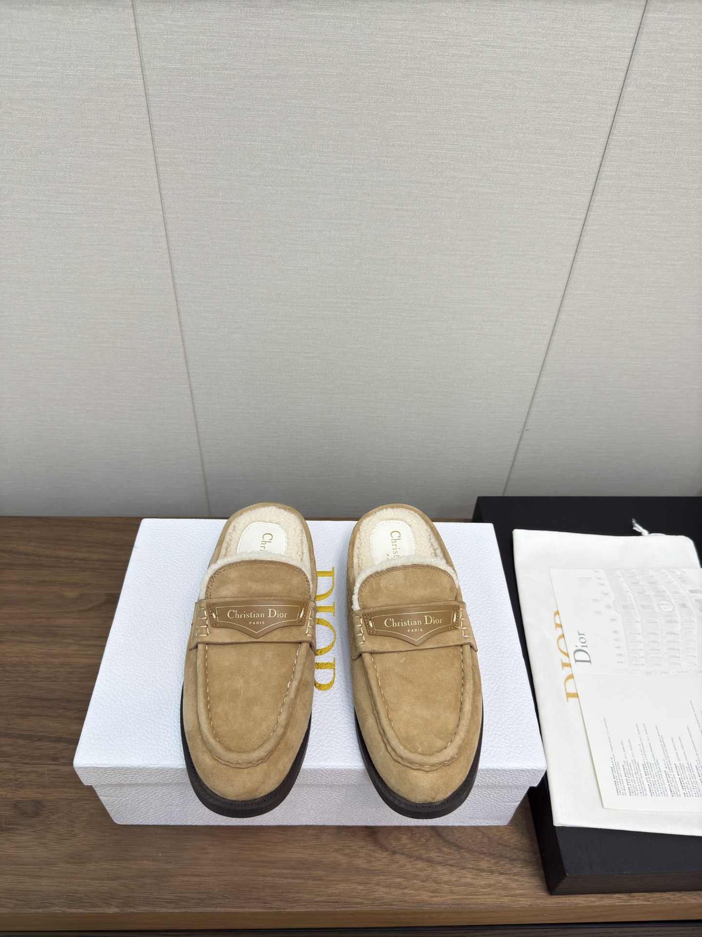 NO:543963,Dior Dior new autumn and winter D-Boy women's shoes CD letter logo mules stars same style flat-soled round-toe home fur slippers top-level version Material upper imported beef suede + lamb fur inner lining + original open mold rubber outsole Size: 35-39, semi-drag fur shoes, dior, dior, slippers, chamois leather19860909迪奥 Dior 秋冬新款  D-Boy女鞋 CD字母logo穆勒鞋 明星同款平底圆头居家毛毛拖鞋 市场顶级版本 材质鞋面进口牛麂皮+羊羔毛内里+原版开模橡胶大底 Size:35-39,半拖毛毛鞋,dior,dior,slippers,chamois leather,Women's Shoes