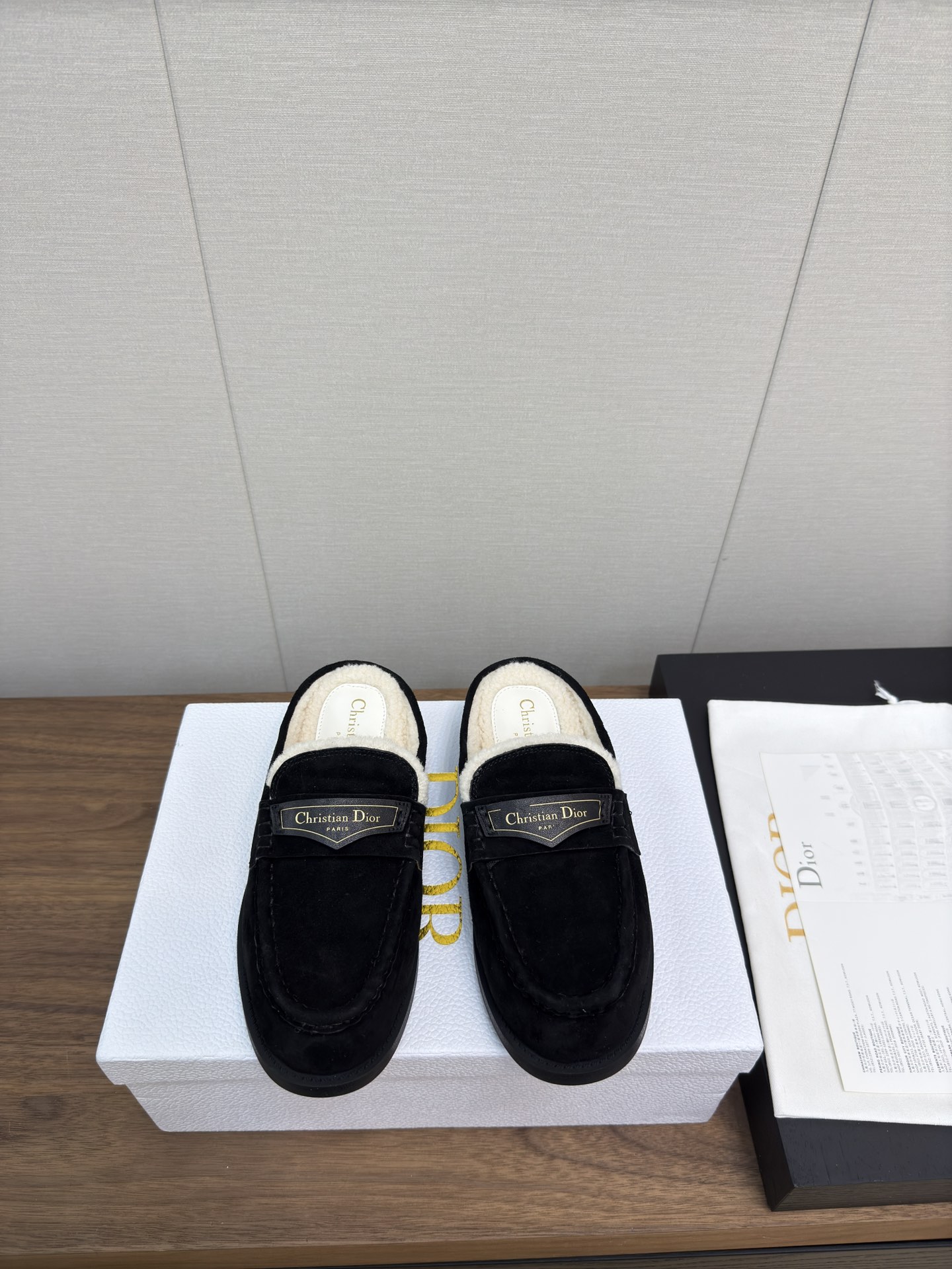 NO:543966,Dior's new fall and winter D-Boy women's shoes, CD letter logo mule shoes, the same style as the star's flat-bottomed round-toe home fur slippers, the top version in the market, material upper, imported cow suede + lamb hair lining + original molded rubber outsole Size: 35-39, semi-slip fur shoes, dior, dior, slippers, chamois leather19860909迪奥 Dior 秋冬新款  D-Boy女鞋 CD字母logo穆勒鞋 明星同款平底圆头居家毛毛拖鞋 市场顶级版本 材质鞋面进口牛麂皮+羊羔毛内里+原版开模橡胶大底 Size:35-39,半拖毛毛鞋,dior,dior,slippers,chamois leather,Women's Shoes