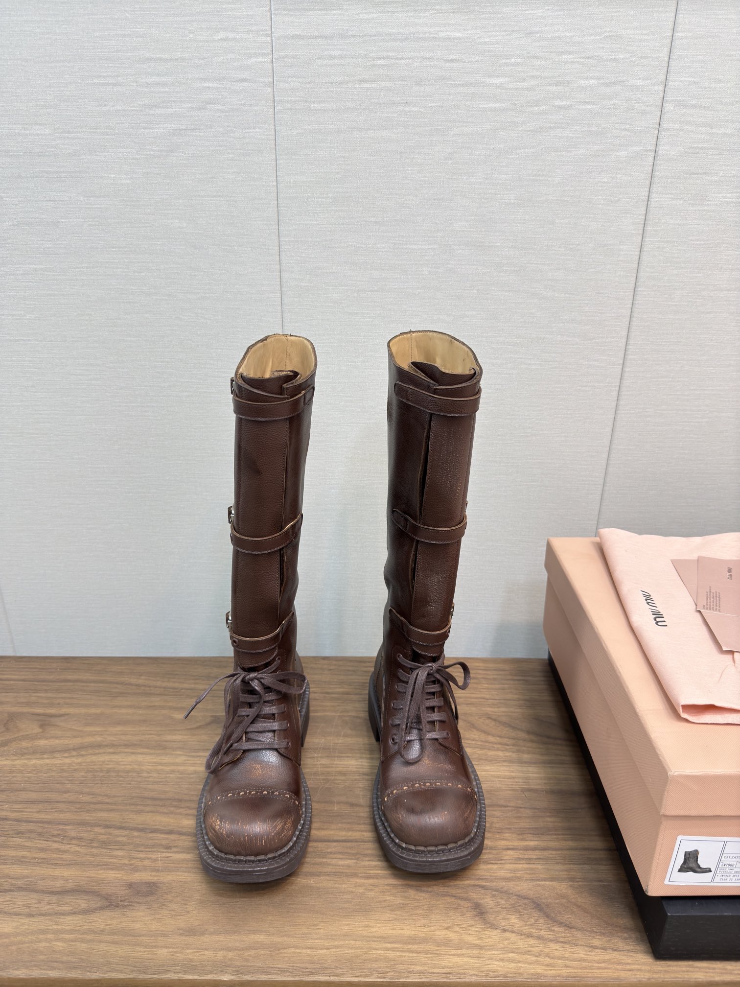 NO:543983,Miu Miu 24fw Autumn and Winter Showcase Retro Motorcycle Boots/Long Boots Top Version Upgraded!  marvelous!  We still have to do it in the old way!  The fastest version of the entire network is here!  This fall and winter are very popular!  Next is the rhythm of the stock outage!  The upgraded color is so old!  Cool and cool continues the popular style miu 24 autumn and winter show style, new short boots, classic motorcycle boots, handsome and modern upper, planted calfskin, super good texture, material: imported planted calfskin Inner: cowhide foot pad: cowhide outsole: original customized combination sole, genuine leather edge Number: 35-39 (40, 41 custom made no return), boots, miumiu, boots, cowhide19860909Miu Miu 24fw 秋冬 走秀款 复古 机车短靴/长靴顶级版本 升级啦！太棒了！Miu做旧这块还是得我们！全网对版 最快 最新的来啦！今年秋冬火爆了的！接下来就是妥妥断货节奏！升级了后的擦色做旧太有那味了！酷飒酷飒的 延续了爆款风格 miu 24秋冬秀款 短靴新品 经典机车靴造型,帅气摩登 鞋面 植糅小牛皮,质感超好 材质:进口植糅小牛皮 内里:牛皮 垫脚:牛皮 大底:原版定制组合大底,真皮沿条 码数:35-39（40,41订做不退换）,靴子,miumiu,boots,cowhide,Women's Shoes