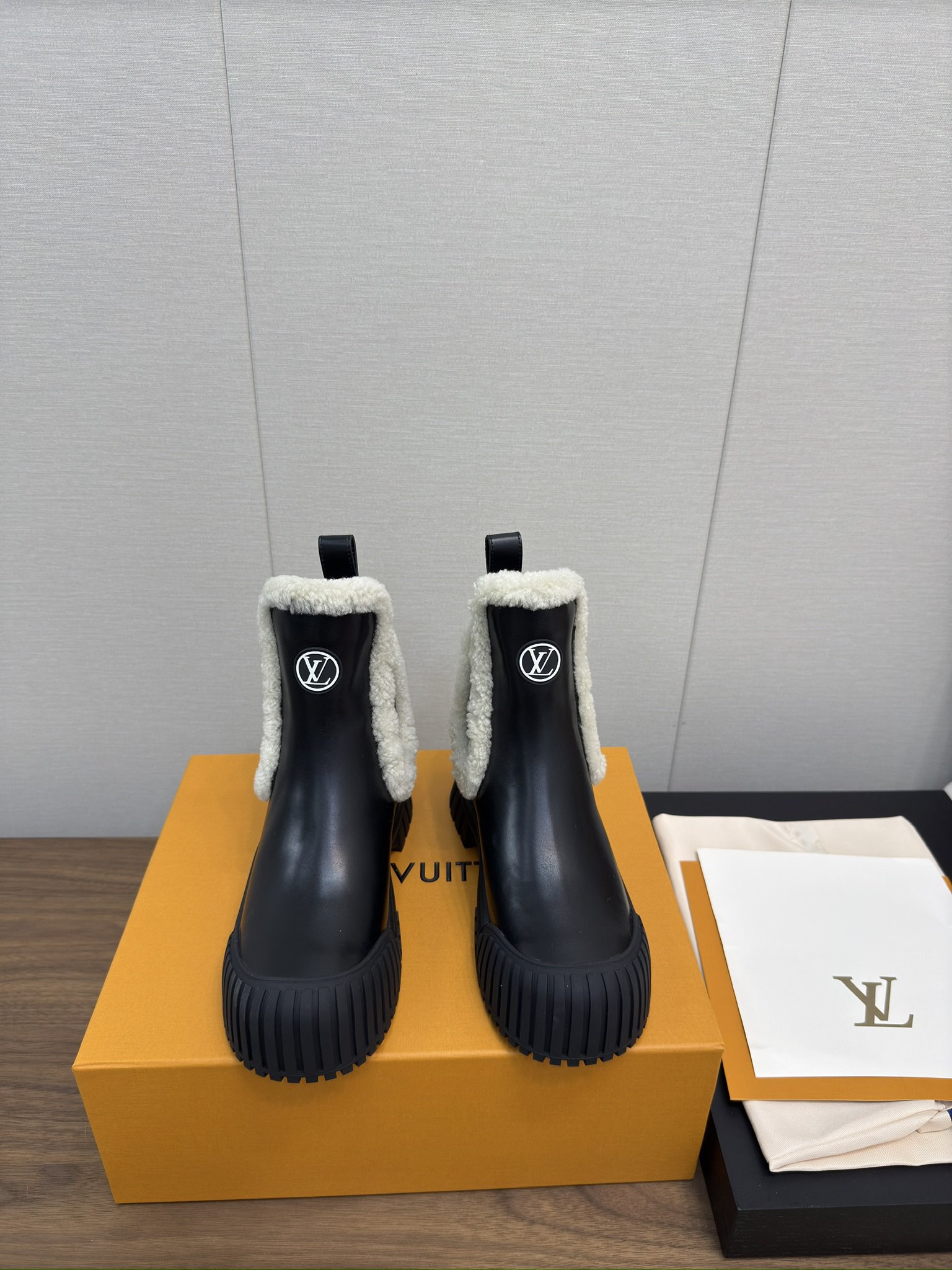 NO:543980,Lv donkey brand 24 new autumn and winter Martin boots series_ The same style as the Internet celebrity, hotly recommended by Xiaohongshu. Warm autumn and winter short boots. Original details, super authentic style, super good-looking, super atmospheric on the feet, with its own temperament, upper cowhide complex splicing process, fashionable and sports style, excellent comfort... Fabric: Customized cow wool Lining: cowhide lining Foot: cowhide fur sole Outsole: original molded anti-slip rubber sole Sole thickness: about 4cm  Code number: 35-39 (40. Customization is non-refundable) Original packaging, handbag!  ,snow boots,louis vuitton,louis vuitton,boots,cowhide19860909Lv驴牌24秋冬季新款马丁靴系列_ 顶级 网红明星同款,小红书热推.保暖秋冬短靴 原版细节,超正版型,超级好看,上脚超大气,自带气质,鞋面牛皮复杂工艺拼接,时尚运动风,舒适度特别棒…… 面料:定制牛猄羊毛 内里:牛皮里 垫脚:牛皮毛垫脚 大底:原版开模防滑橡胶底 底厚:约4cm 码数:35-39（40.定制不退换） 原版包装,手提袋！,雪地靴,louis vuitton,louis vuitton,boots,cowhide,Women's Shoes