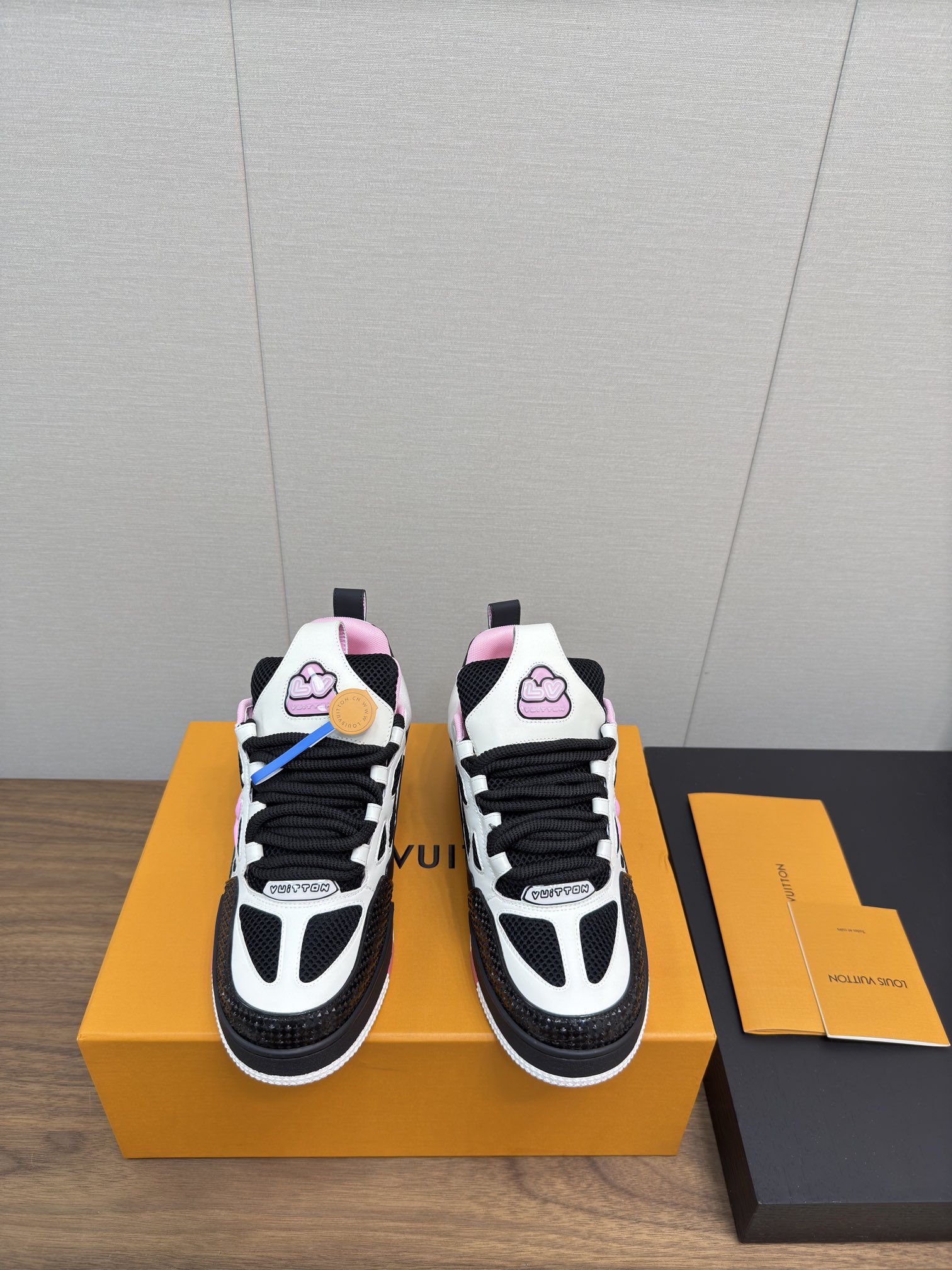 NO:543977,Louis Vuiton LV Skate Series Bread Shoes - Skate Shoes - Basketball Shoes - Casual Sports Shoes Top version original purchase and development [Fireworks] LV Skate The View professional skate shoes, this style continues the thrilling style of the 90s. Designers added playful elements, such as open mesh tongue and exaggerated shoelaces paying tribute to Axion, es and DC. This LVSK8 sneaker is different from typical skate shoes. It is made of nibb leather with TPU trim and Monogram texture. Finally, there are logos on the heel and tongue and floral patterns on the side. Fabric: Original custom-made top cowhide + breathable mesh Inner: Original imported breathable mesh Size: Women 35-40 Men 39-45 (Men 38.46 Customized  No return or exchange), casual shoes/sports shoes, louis vuitton, louis vuitton, sneakers, cowhide19860909Louis Vuiton  LV Skate系列面包鞋-滑板鞋-篮球鞋-休闲运动鞋 顶级版本原版购入开发做货[烟花]LV Skate The View专业滑板鞋款,这种风格延续了90年代肥大的版型.设计师们添加了俏皮的元素,例如开放式网面鞋舌和向Axion、es和DC致敬的夸张鞋带.这款LVSK8运动鞋不同于典型的滑板鞋,它采用牛巴革制成,带有TPU饰边和Monogram纹理.最后,还有鞋跟和鞋舌上的logo以及侧面花卉图案. 面料:原版定制头层牛皮+透气网面 内里:原版进口透气网里 码数:女35-40 男39-45（男38.46订制 不退换）,休闲鞋/运动鞋,louis vuitton,louis vuitton,sneakers,cowhide,Women's Shoes