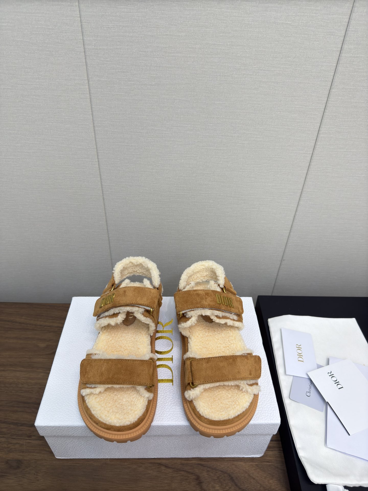 NO:543965,DIOR Autumn and Winter Classic Fur Shoes Slippers Sandals This mixed-bred sheepskin DiorAct sandals are stylish in style. They are made of extra light and comfortable leather with an insole that fits the foot. The upper strip is made of Velcro and is decorated with a gold-faced metal 'Dior' logo, which complements the style design. This sandals can add a modern style to all kinds of shapes. Fabric imported Yangjing Wool Lining True Wool Outsole TPU Original Outsole Size 35-42 (41 42 Custom made without return or exchange), Furry Slippers, Dior, Sandals, slippers, sheepskin, sheep19860909DIOR 秋冬 经典款 毛毛鞋 拖鞋凉鞋 这款混种羊皮 DiorAct 凉鞋款式时尚.搭配贴合脚型的内底,采用格外轻盈、舒适的皮革制作.鞋面饰带采用魔术贴开合,搭配金色饰面金属“Dior”标志装饰,与款式设计相得益彰.这款凉鞋可为各式造型增添现代风范. 面料进口羊京 羊毛 里料真羊毛里 大底tpu原版大底 码数35-42 (41 42 定做不退换）,毛毛鞋拖鞋,dior,sandals,slippers,sheepskin,sheep,Women's Shoes