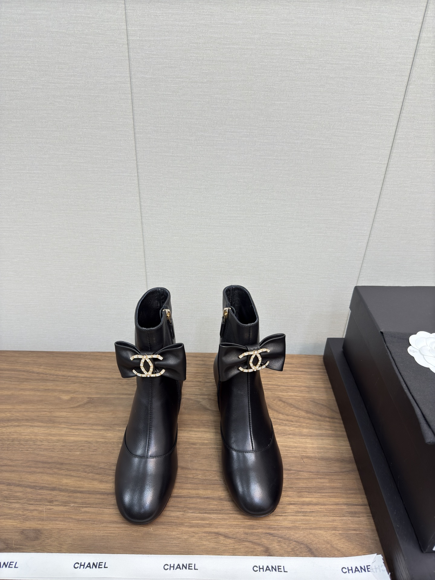 NO:543985,CHANEL Xiaoxiang 24k autumn and winter Paris catwalk straps short boot series... Original purchase 1:1 development. All major fashion bloggers have a boot that is worn. The feet are very fashionable. The legs are displayed. It looks super good whenever you match it... Original imported cowhide, Yangjing, inner lining imported sheepskin, large sole combination, thick and high 4.5 cm, yards 35-39 (40/41 custom-made, non-return and exchange), boots, chanel, boots, cowhide, sheepskin, sheep19860909CHANEL小香24k 秋冬巴黎走秀款 绑带 短靴系列… 原版购入1:1开发 各大时尚博主都有穿的一款靴子 上脚非常时髦 显腿神器,随便搭配都是超级好看… 面料进口原版牛皮,羊京 内里进口羊皮 大底原版组合大底 厚高 4.5公分约 码数35-39（40/41定制不退换）,靴子,chanel,boots,cowhide,sheepskin,sheep,Women's Shoes