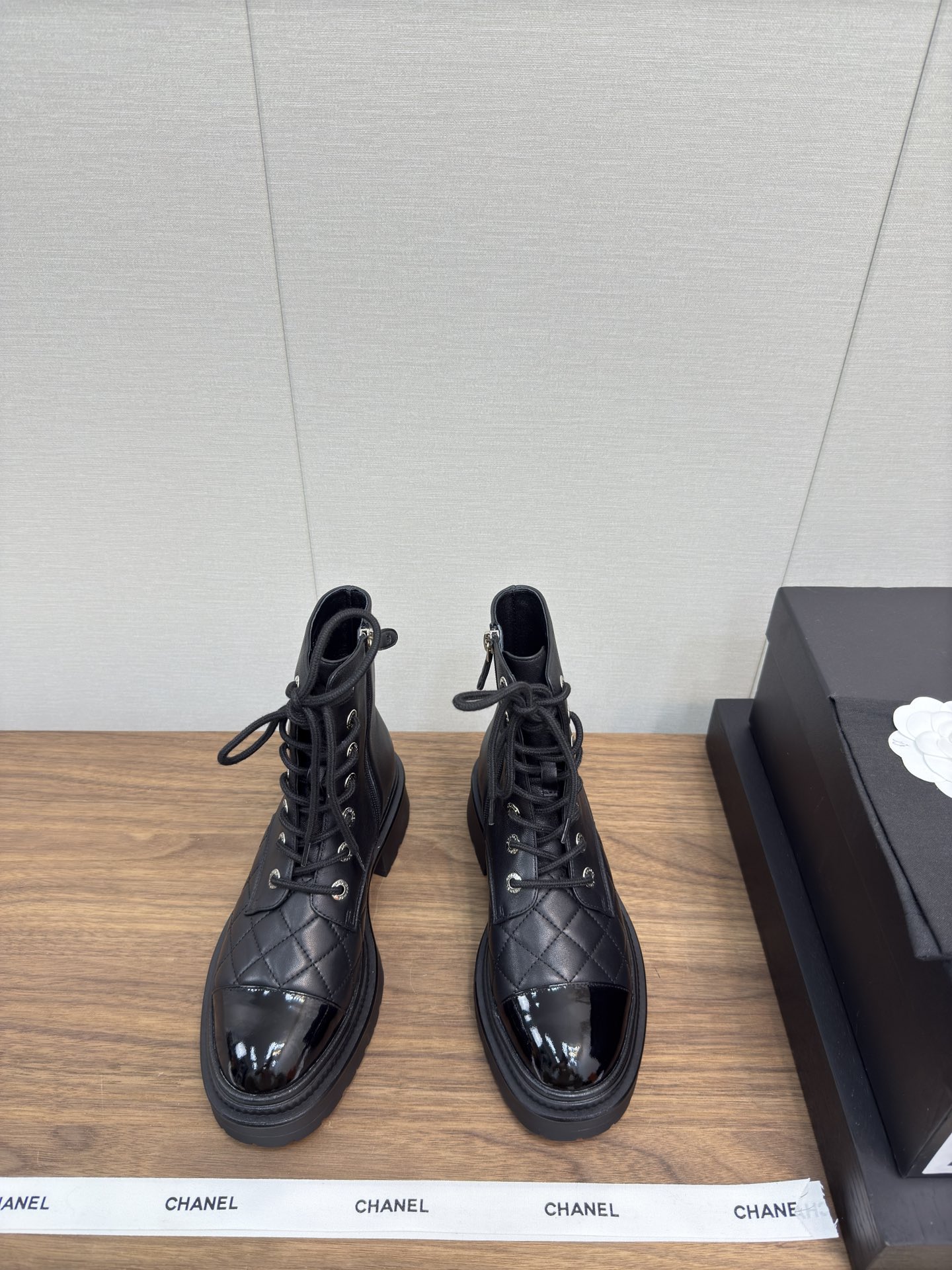 NO:543959,CHANEL Xiaoxiang 24k autumn and winter Paris catwalk straps short boot series... Martin boots original purchase 1:1 development. All major fashion bloggers have a boot that is worn. The feet are very fashionable. The legs are displayed. It looks super good whenever you match it... The fabric is imported original cowhide, Yangjing, inner lily imported sheepskin, large sole combination, thick and high 4.5 cm, size 35-39 (40/41 custom-made, non-return and exchange), boots, chanel, boots, cowhide, sheepskin, sheep19860909CHANEL小香24k 秋冬巴黎走秀款 绑带 短靴系列… 马丁靴 原版购入1:1开发 各大时尚博主都有穿的一款靴子 上脚非常时髦 显腿神器,随便搭配都是超级好看… 面料进口原版牛皮,羊京 内里进口羊皮 大底原版组合大底 厚高 4.5公分约 码数35-39（40/41定制不退换）,靴子,chanel,boots,cowhide,sheepskin,sheep,Women's Shoes