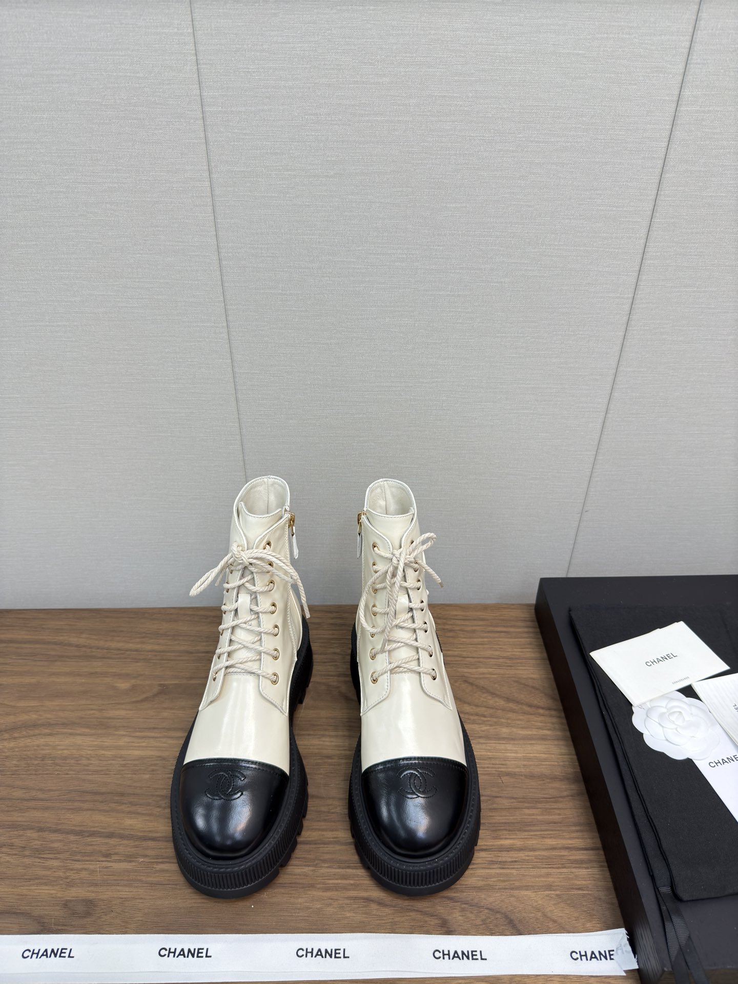 NO:543962,CHANEL Xiaoxiang 24k autumn and winter Paris catwalk straps short boot series... Original purchase 1:1 development. All major fashion bloggers have a boot that is worn. The feet are very fashionable. The legs are displayed. It looks super good whenever you match it... Original imported cowhide, Yangjing, inner lining imported sheepskin, large sole combination, thick and high 4.5 cm, yards 35-39 (40/41 custom-made, non-return and exchange), boots, chanel, boots, cowhide, sheepskin, sheep19860909CHANEL小香24k 秋冬巴黎走秀款 绑带 短靴系列… 原版购入1:1开发 各大时尚博主都有穿的一款靴子 上脚非常时髦 显腿神器,随便搭配都是超级好看… 面料进口原版牛皮,羊京 内里进口羊皮 大底原版组合大底 厚高 4.5公分约 码数35-39（40/41定制不退换）,靴子,chanel,boots,cowhide,sheepskin,sheep,Women's Shoes