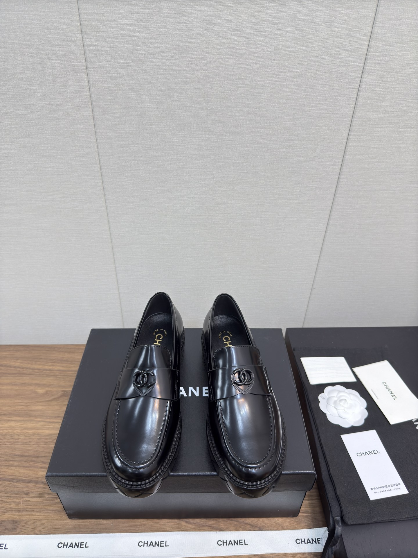 NO:417483,a 24k early autumn loafer shoes, slippers, small leather shoes, top version, autumn and winter loafers, Yuan Xiaosu, a unique fragrance, recommended to wear the invincible legs on the style of wearing it~ The series has been launched now!  !  !  Lippi Sheep, the original large model, the entire online counter is comparable to the inspection level!  !  No reason to return and exchange!  Heel height 4.5cm, original dyed genuine leather sole Digital 35-41 (ordered 40-41) are all equipped with genuine Italian packaging, loafers, loafers19860909a 24 k 早秋乐福单鞋 便鞋 小皮鞋 顶级版 秋冬乐福鞋 小有独香的元小素红书网红博推主荐穿款上无敌腿显细～ 列系本现已登陆售发！！！ 里皮羊,原开版大模底,网全专柜对可比验货别级！！无由理退换货！ 跟高4.5cm ,原版透染真皮底 数码35-41（40-41订） 均配有意大利正品包装,乐福鞋,loafers,Women's Shoes