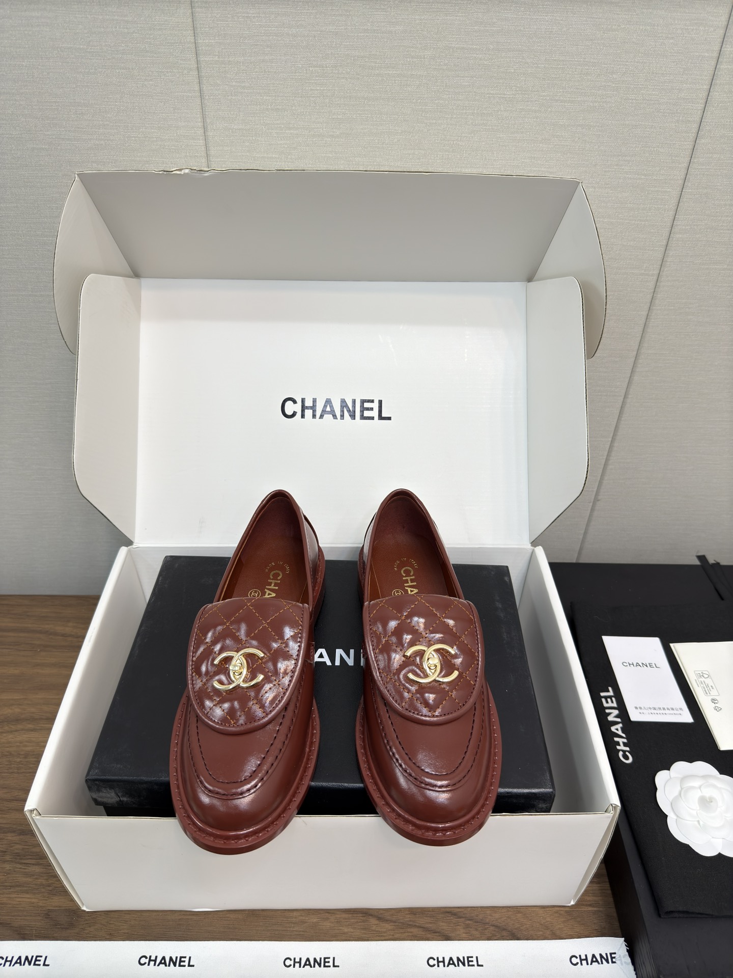 NO:238713,a 24k early autumn loafer shoes, slippers, small leather shoes, top version, autumn and winter loafers, Yuan Xiaosu, a unique fragrance, recommended to wear the invincible legs on the style of wearing it~ The series has been launched now!  !  !  Lippi Sheep, the original large model, the entire online counter is comparable to the inspection level!  !  No reason to return and exchange!  Heel height 2.5cm, original dyed genuine leather sole Digital 35-41 (ordered 40-41) are all equipped with genuine Italian packaging, loafers, loafers19860909a 24 k 早秋乐福单鞋 便鞋 小皮鞋 顶级版 秋冬乐福鞋 小有独香的元小素红书网红博推主荐穿款上无敌腿显细～ 列系本现已登陆售发！！！ 里皮羊,原开版大模底,网全专柜对可比验货别级！！无由理退换货！ 跟高2.5cm ,原版透染真皮底 数码35-41（40-41订） 均配有意大利正品包装,乐福鞋,loafers,Women's Shoes