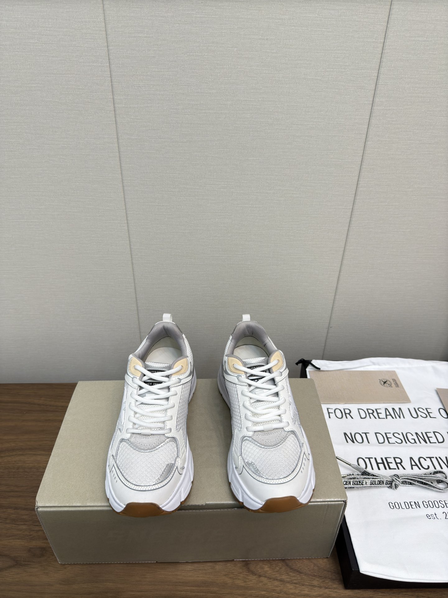 NO:543982,GGDB 24/ New LIGGHTSTAR Series Couple Sports Shoes Dad Shoes 0 Top Version GGDB golden Yi Yang Qianxi Same Style New Sports Shoes for Casual Couples, Different Levels of Polishing for Extreme Distressing, Full of Retro Coolness, Color Matching Full of Future Feeling, Genuine Leather Creates a Visual Focus Star Pattern Decoration Upper Interprets Classic Design Style, Retro Effect on the Sole Renders Detailed Aesthetics~ Not to be missed Upper cowhide stitching fabric Internal original molded fabric  Outsole TPU outsole/Eva combination Size#35-45 (40 for women and 45 for men, custom-made and non-returnable), casual shoes/sports shoes, sneakers, cowhide19860909GGDB 24/ 新款 LIGGHTSTAR 系列 情侣运动鞋 老爹鞋0 顶级版本 GGDB golden 易烊千玺 同款 新款运动鞋休闲情侣鞋,不同层次的打磨极致做旧,复古酷感十足、配色 充满未来感,真皮打造视觉焦点星星图案装饰鞋面诠释经典设计风格,鞋底复古效果渲染细节美学～不容错过 鞋面牛皮拼接布料 内里原版开模布料 大底TPU大底/Eva组合 Size#35-45（女40男45定做不退换）,休闲鞋/运动鞋,sneakers,cowhide,Women's Shoes